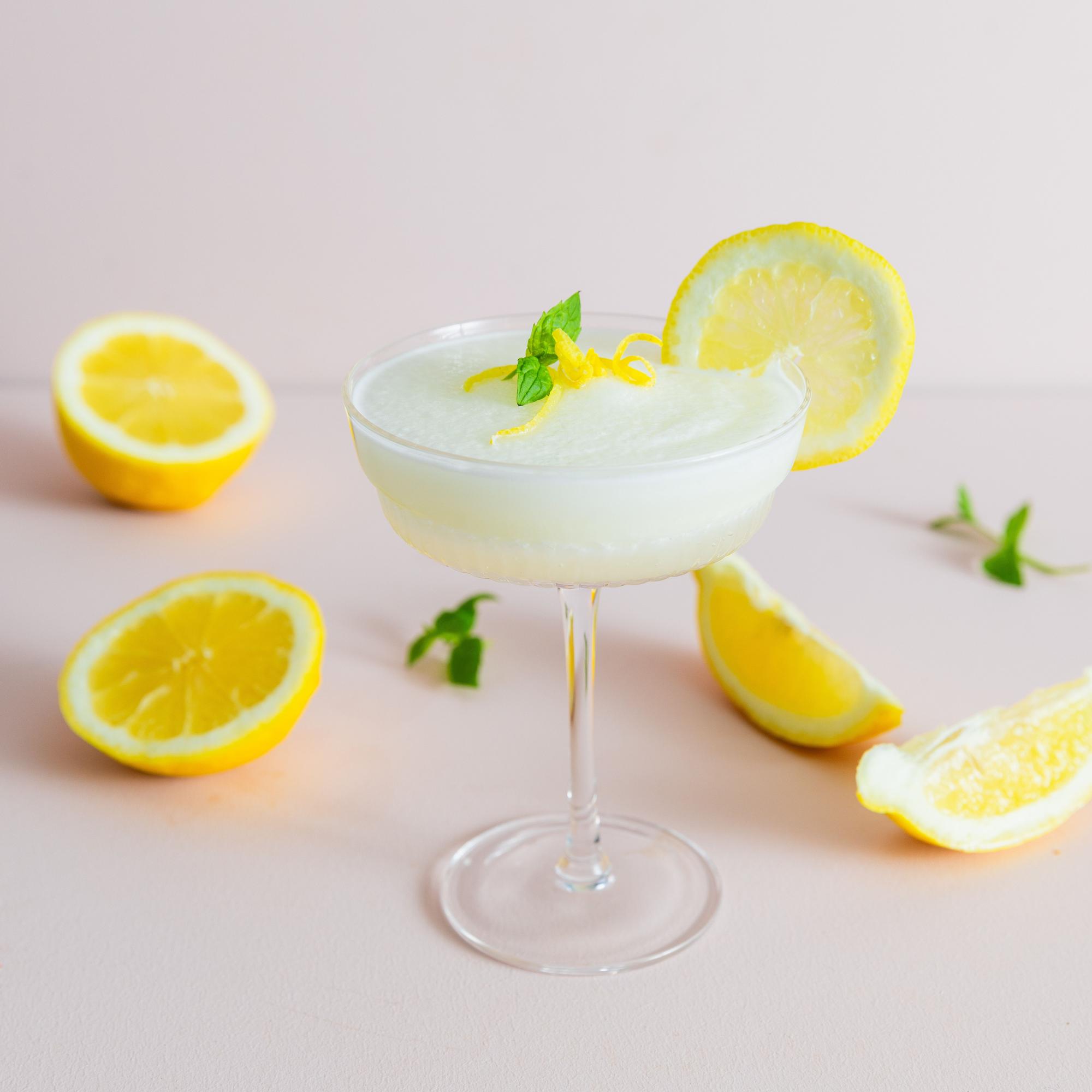 Sitruunaista sohjoa! Surauta supertrendikäs limoncello spritz -hilejuoma limoncellosta, sitruunasta, sorbetista, kuohuviinistä ja jäistä