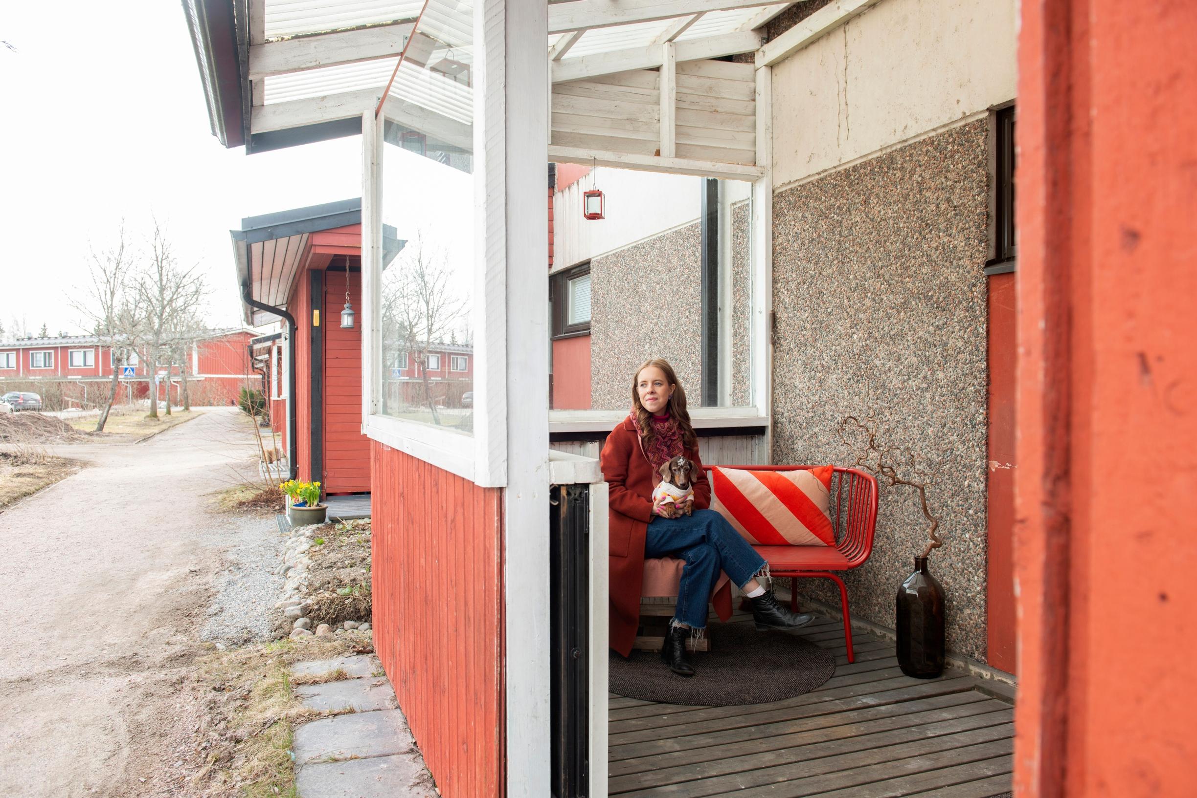 Tiina rouhiainen 70-luvun betonitalon kuistilla