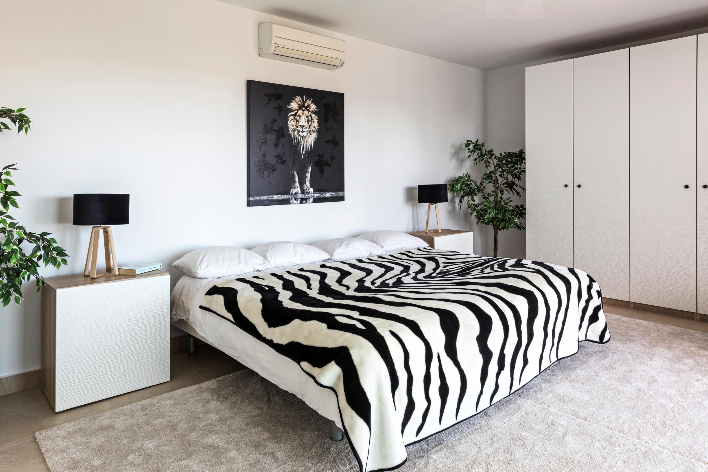 Makuuhuoneessa vallitsee mustavalkoinen yleisilme