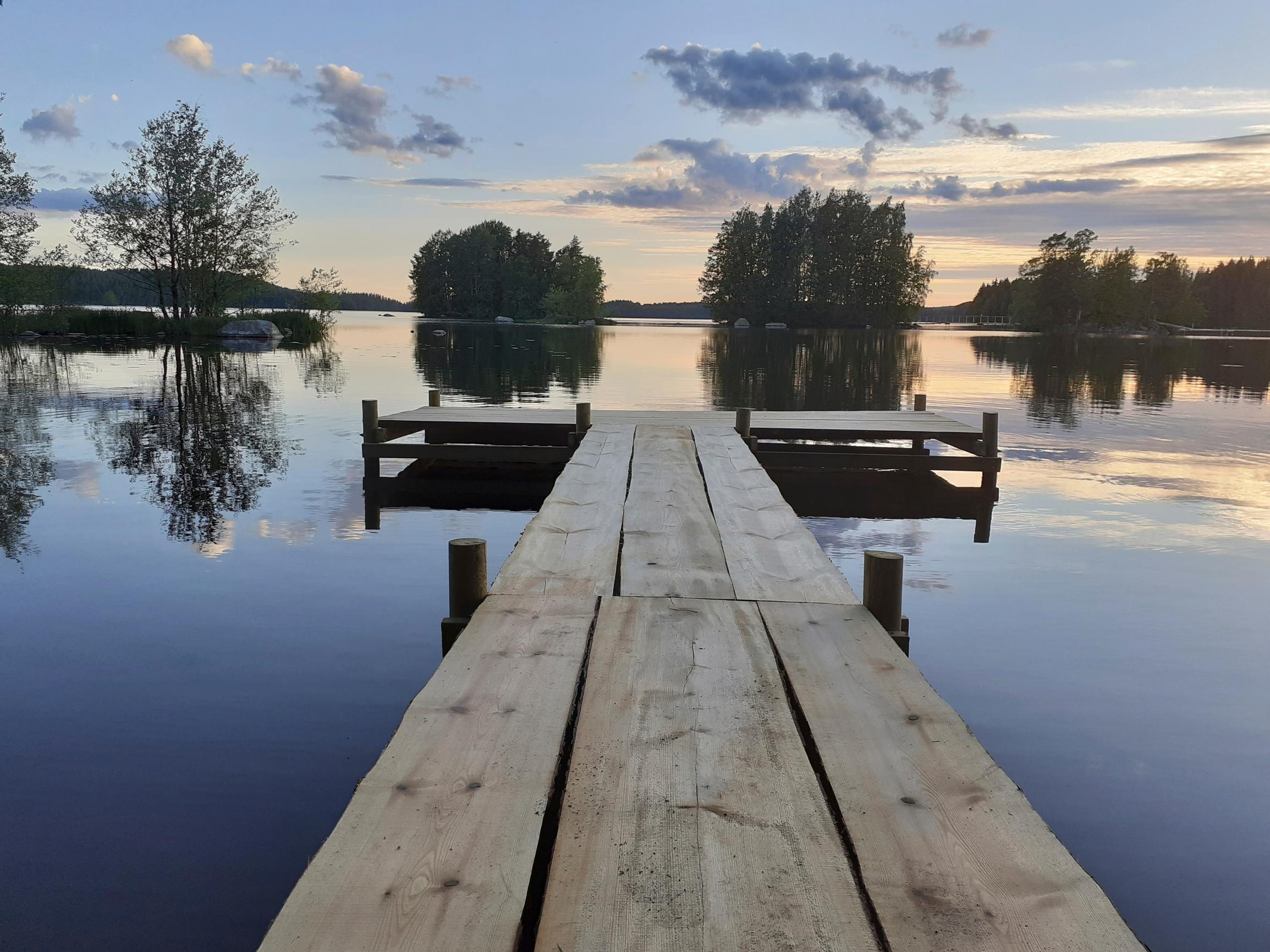 Pitkospuumainen käyntisilta laiturille