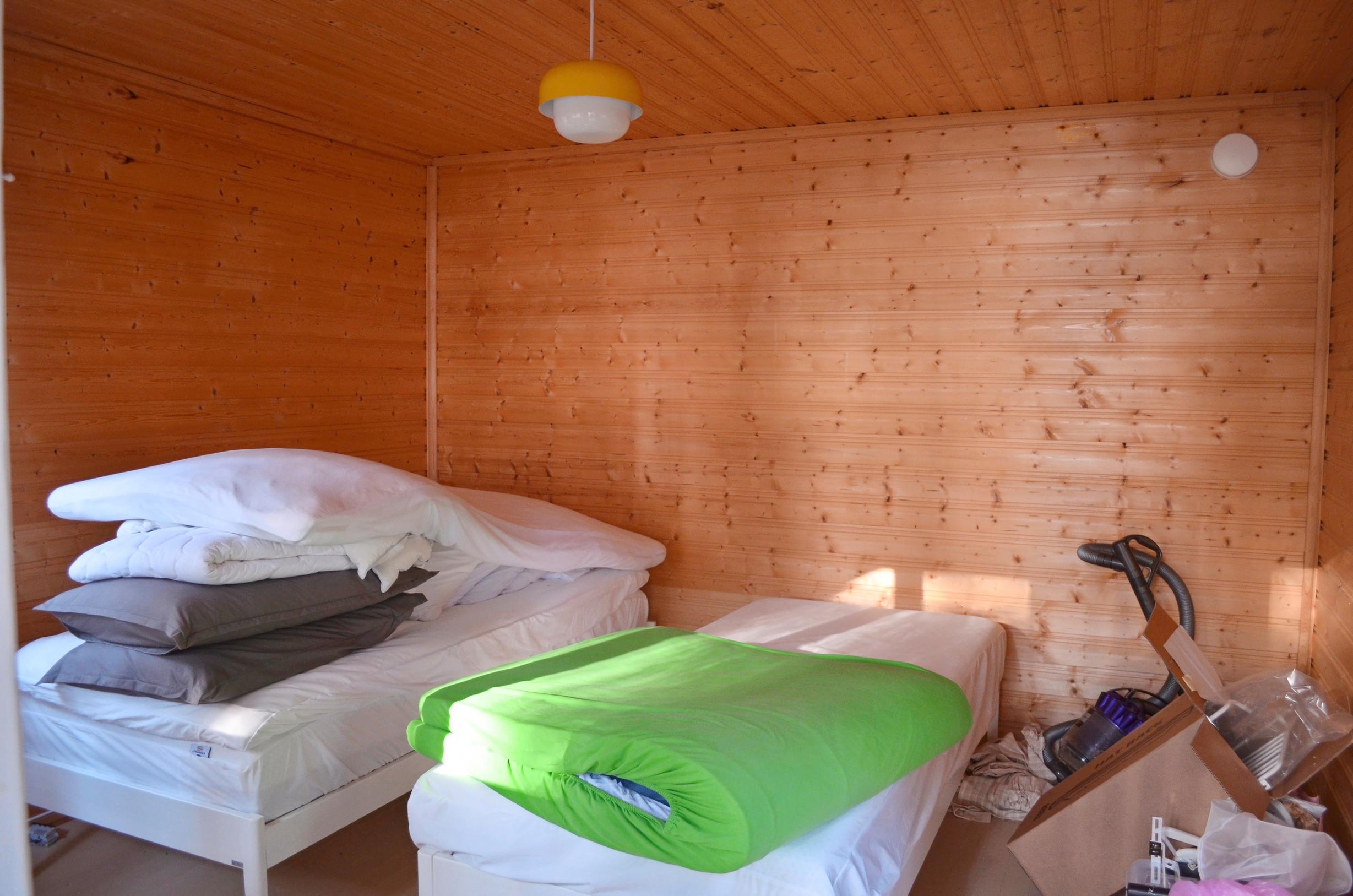 Pihavarasto ennen remonttia