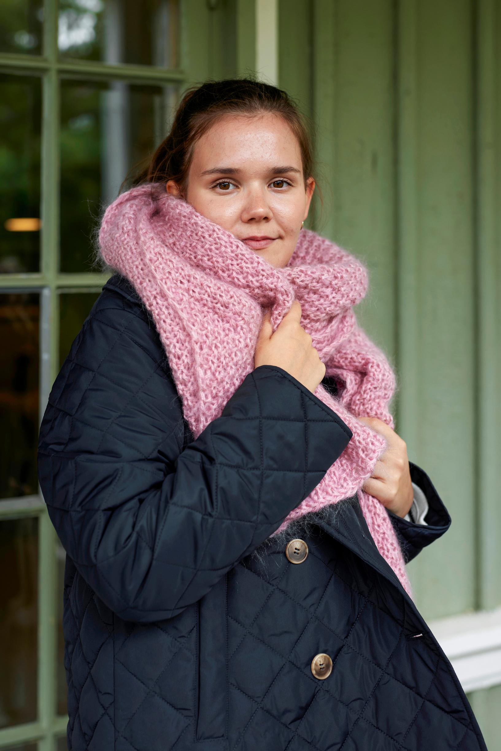 Helmineulehuivi mallin päällä