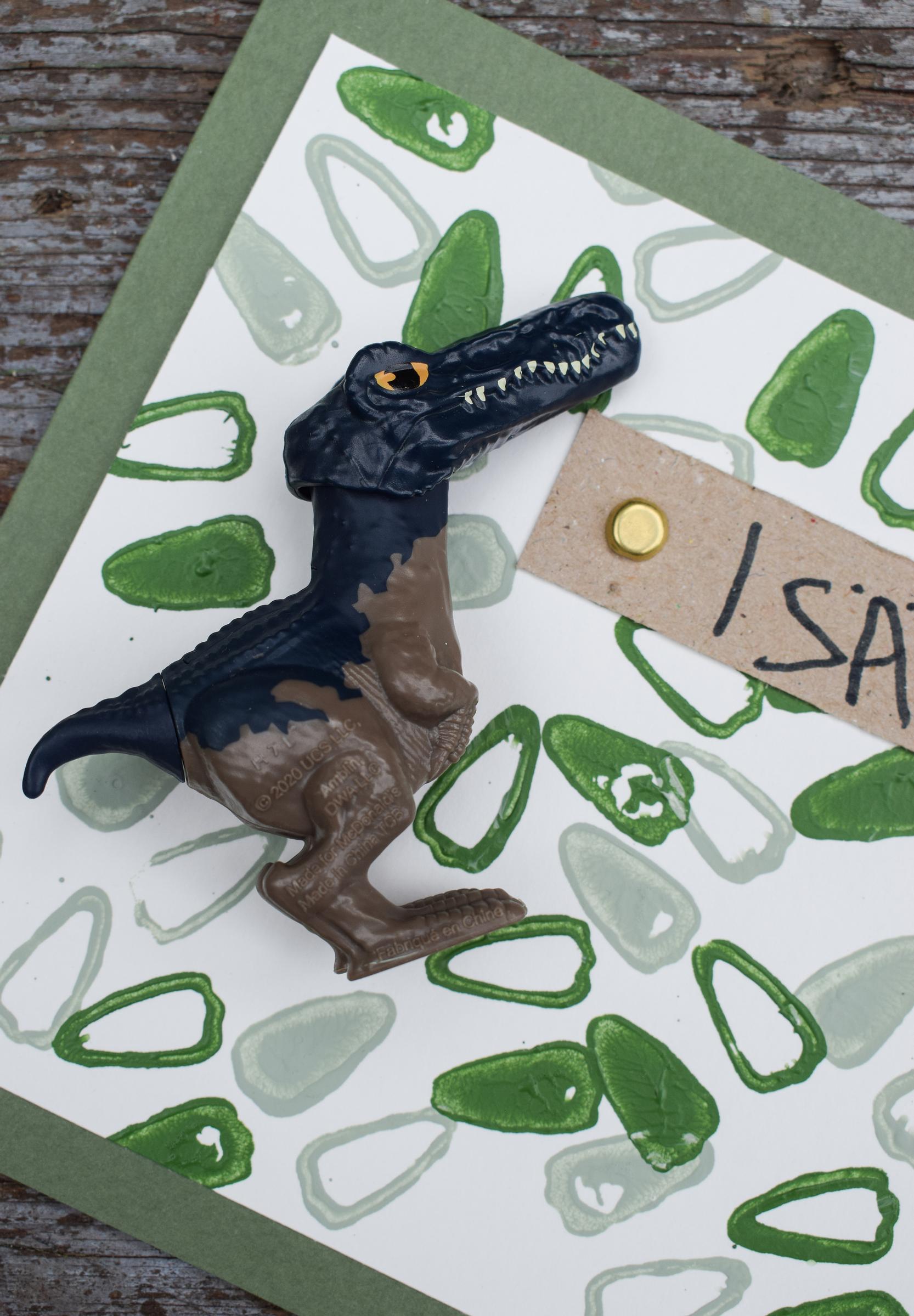 Leludinosauruksen jalanjäljet kortissa