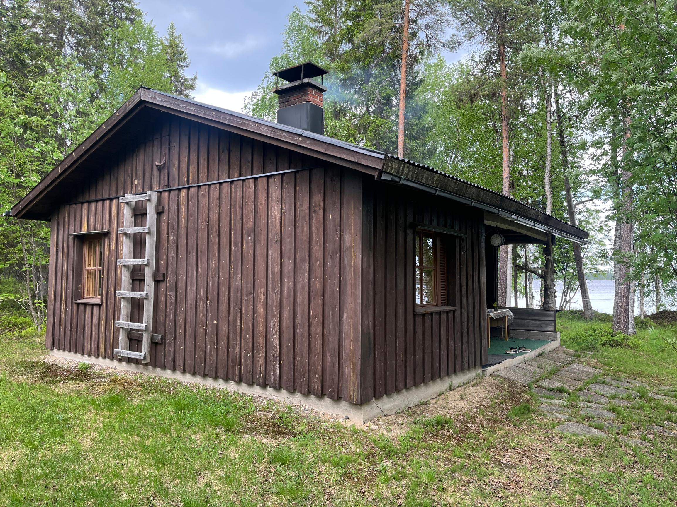 Sami Jauhojärven perheen Lapin-mökki takaa päin, taustalla järvinäkymä