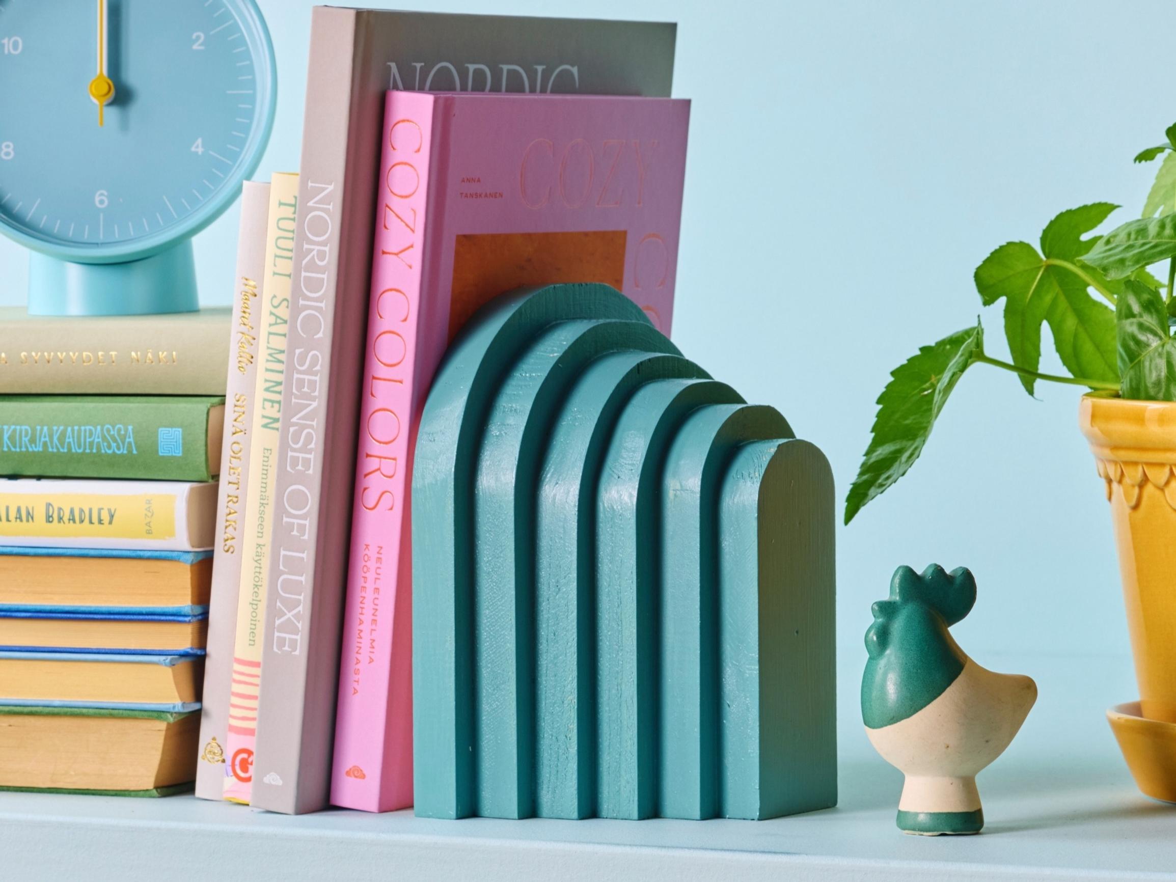 Nikkaroi näppärä kirjatuki, jolla pidät opukset järjestyksessä – katso helppo ohje