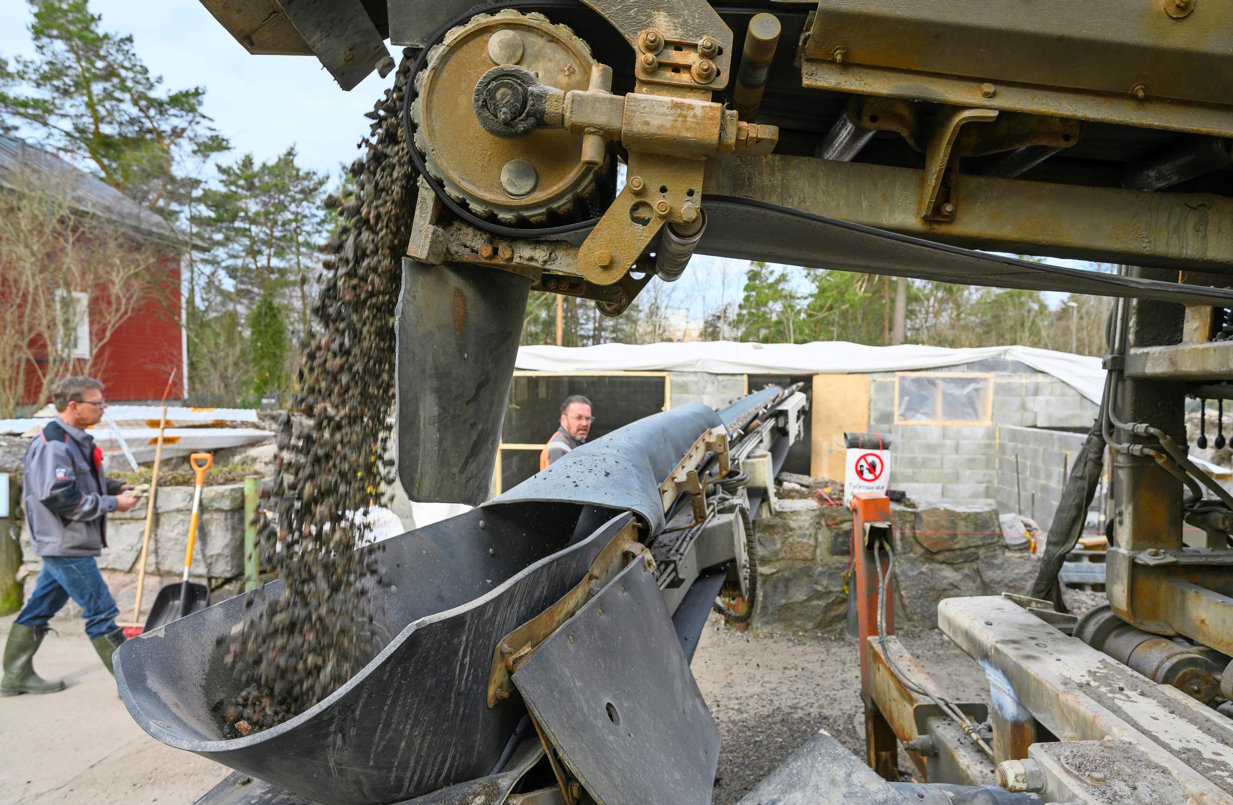 Sepelintäyttöön käytettiin hihnakuljetinta.