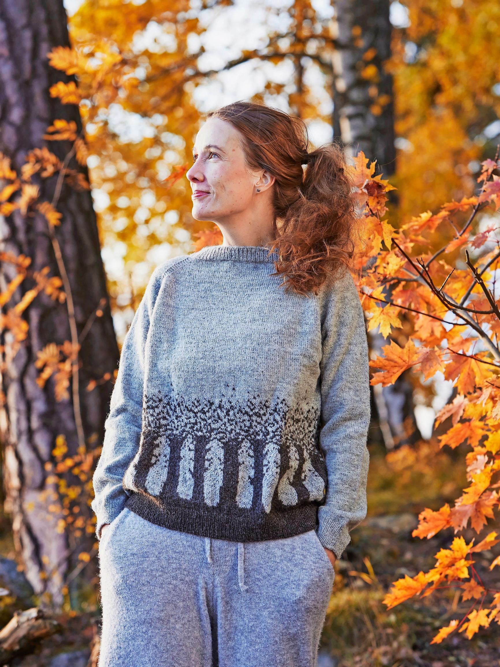 Kahden värin kirjoneulepaitaa koristavat syksyiset puut – katso ohje ja neulo näyttävä pusero