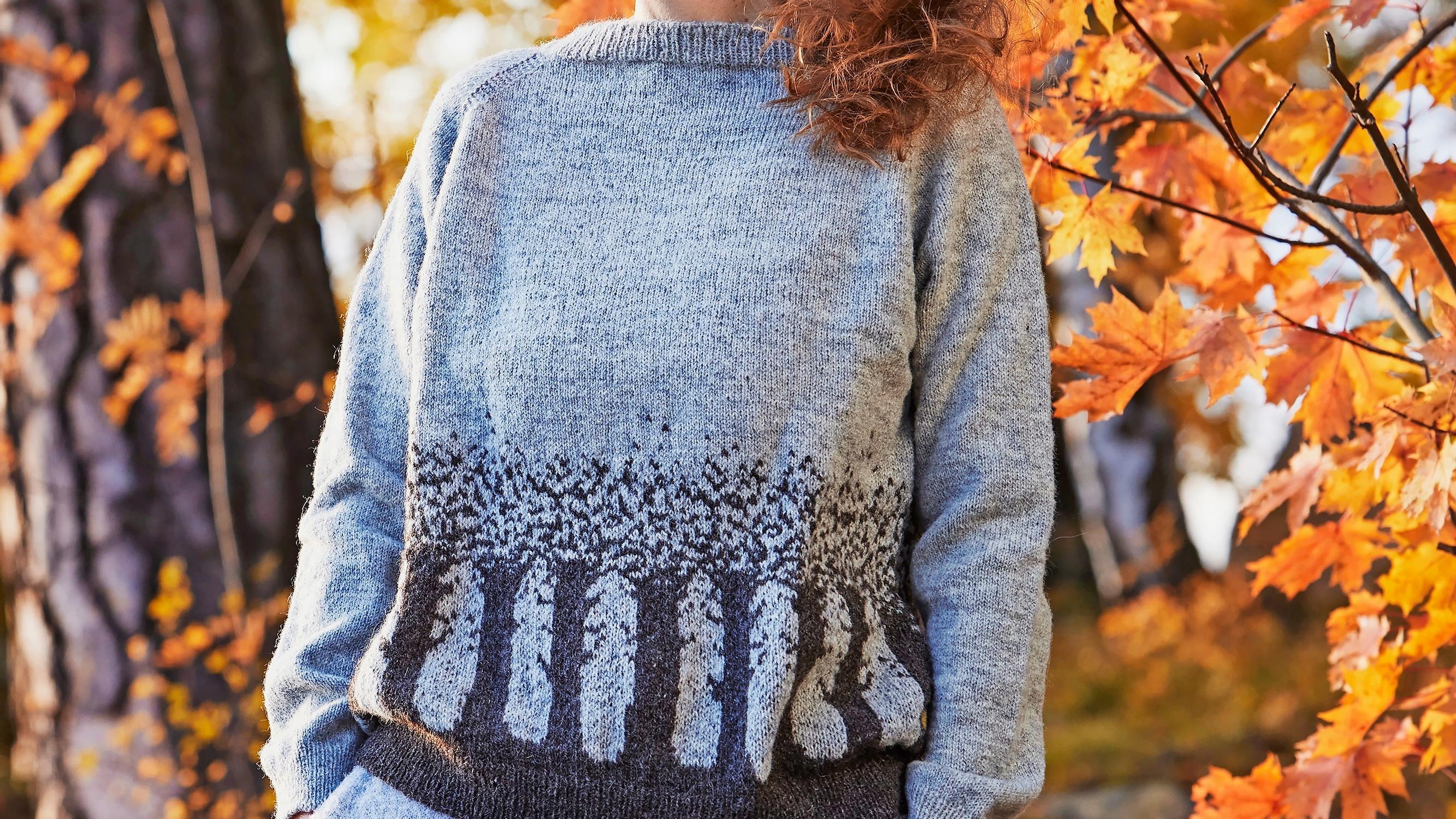 Kahden värin kirjoneulepaitaa koristavat syksyiset puut – katso ohje ja neulo näyttävä pusero