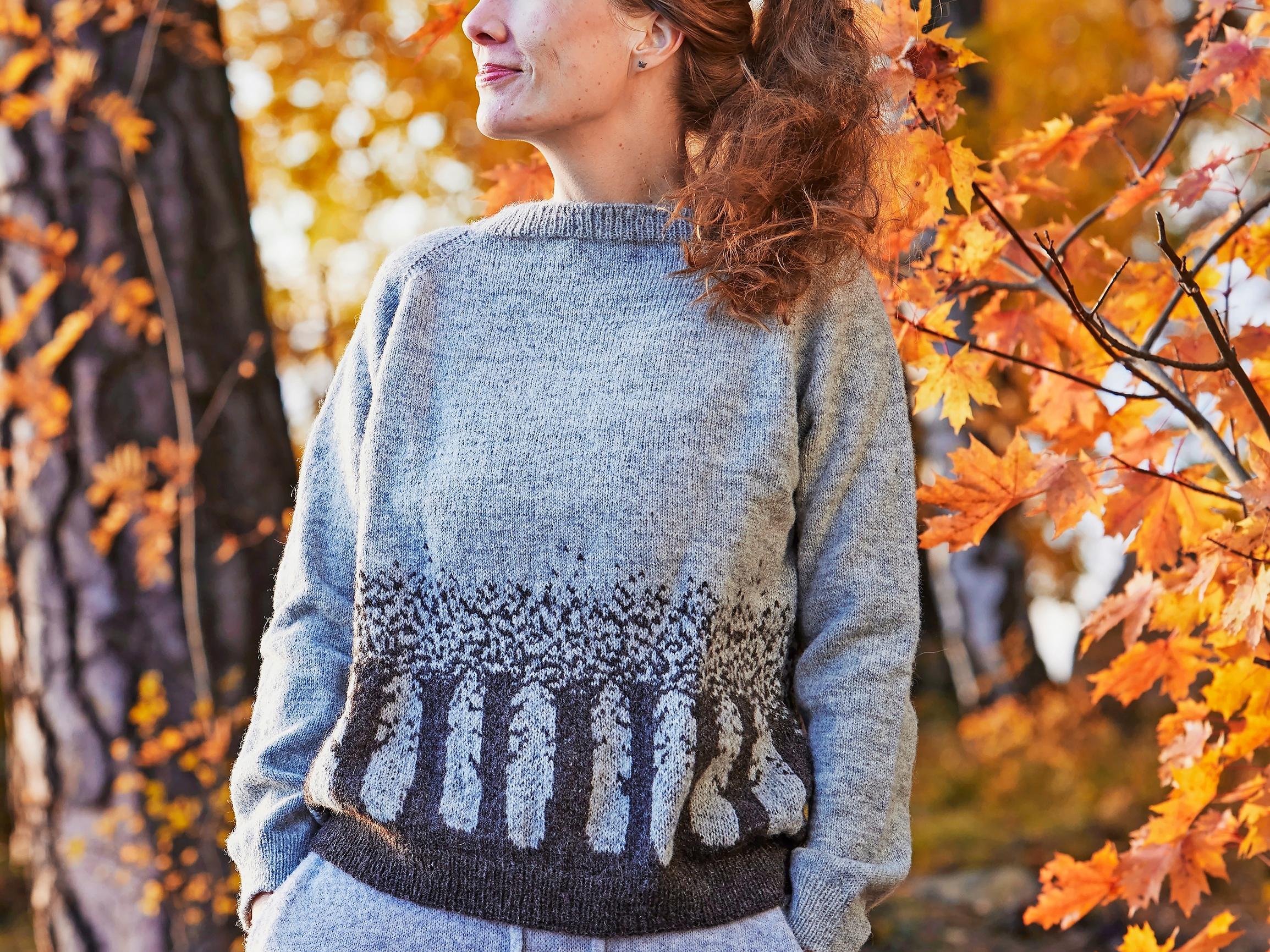 Kahden värin kirjoneulepaitaa koristavat syksyiset puut – katso ohje ja neulo näyttävä pusero