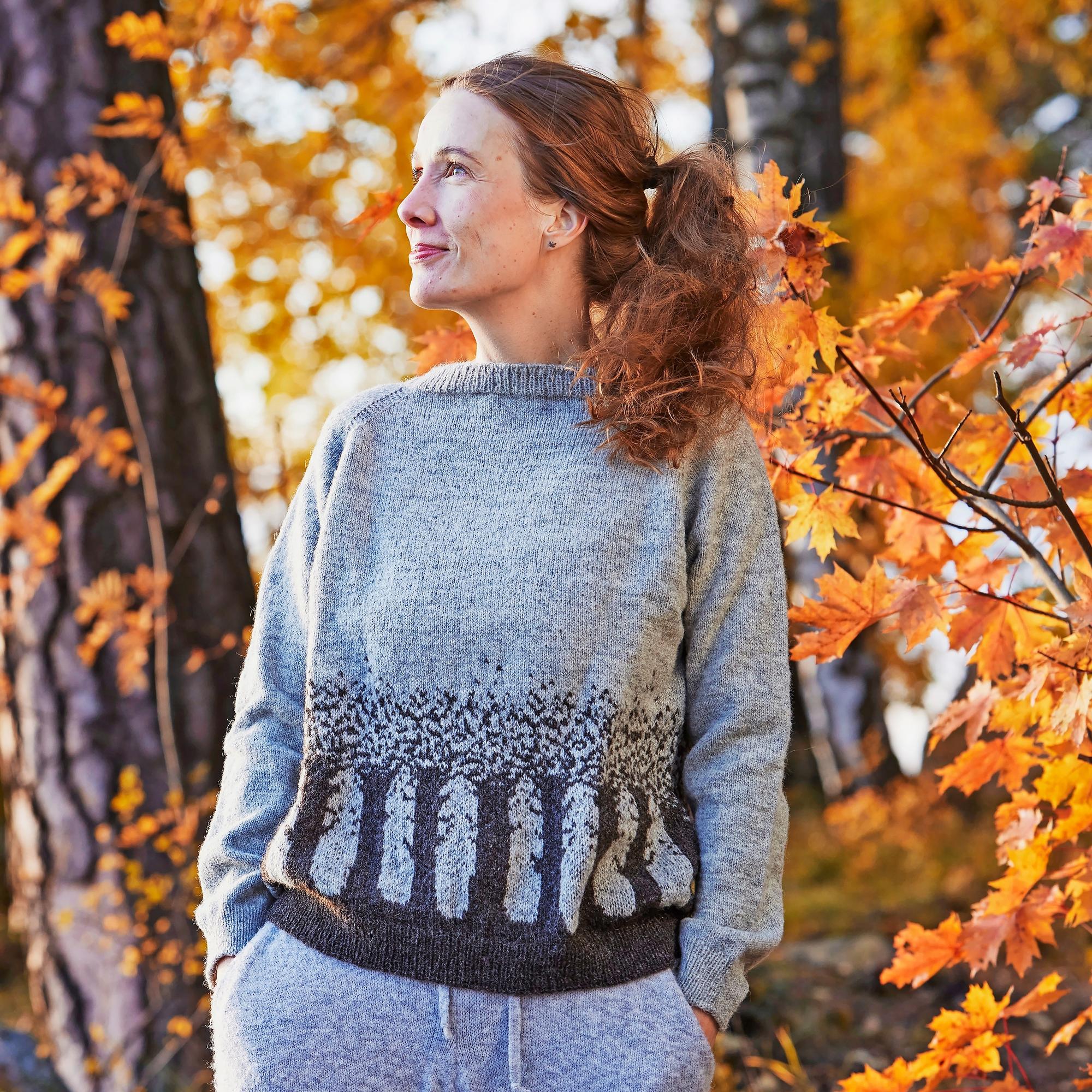 Kahden värin kirjoneulepaitaa koristavat syksyiset puut – katso ohje ja neulo näyttävä pusero