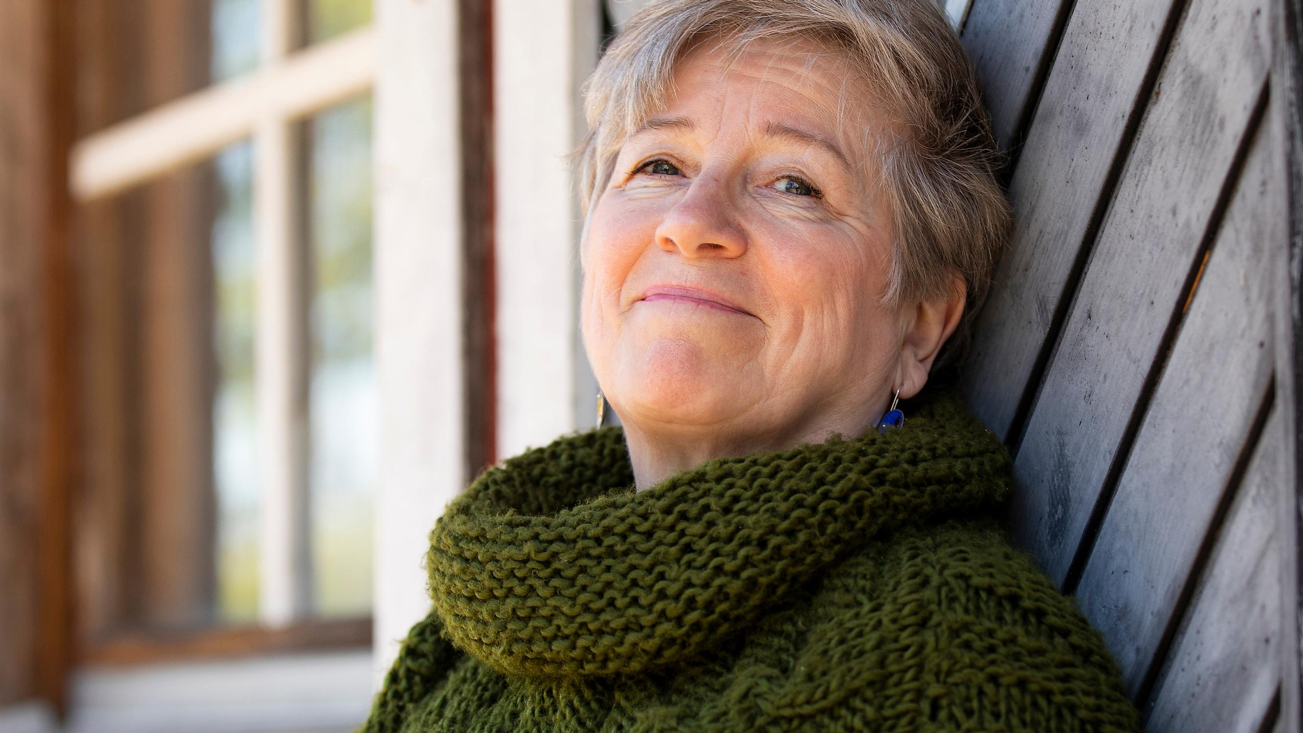 ”Tämä ikä on paras, ja voin todeta, että tästä vain paranee” – näyttelijä Eija Ahvo löysi rentoutumiskeinonsa metsästä ja käsin tiskaamisesta