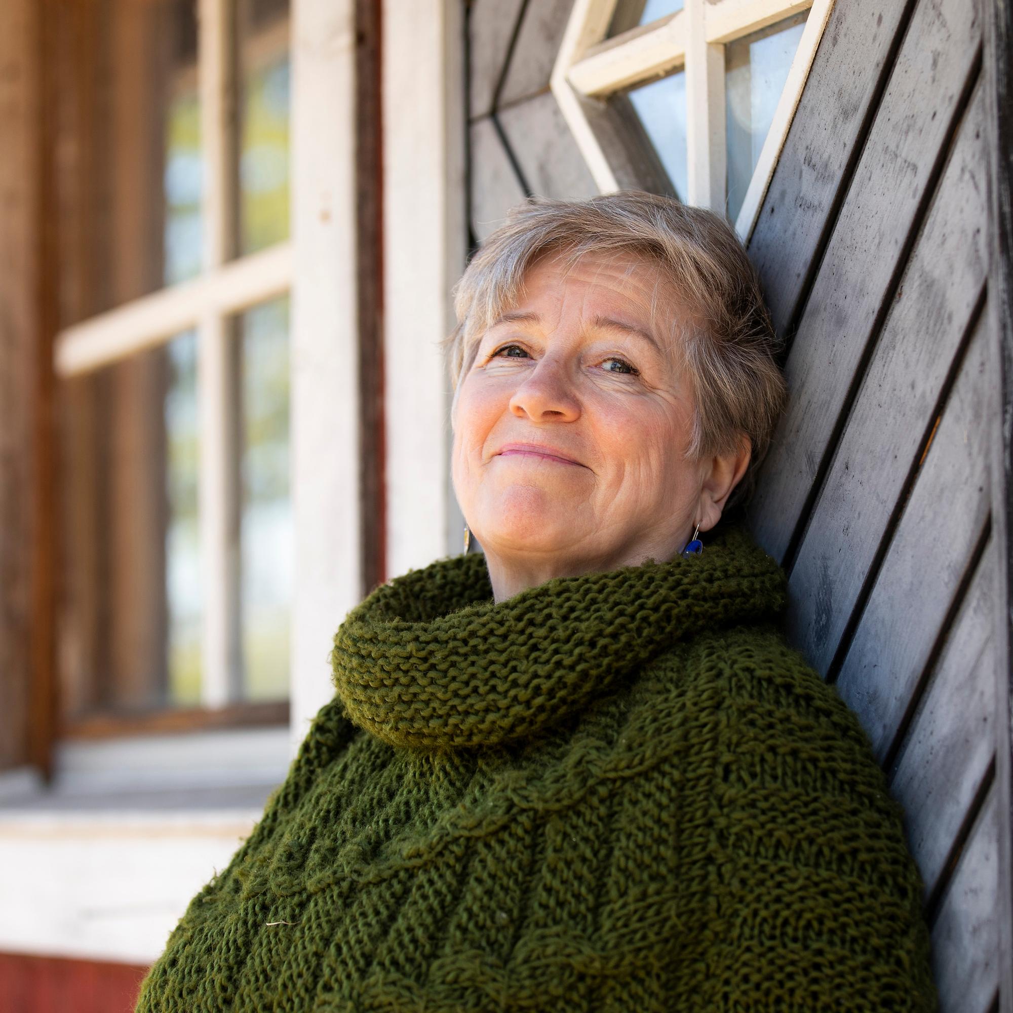 ”Tämä ikä on paras, ja voin todeta, että tästä vain paranee” – näyttelijä Eija Ahvo löysi rentoutumiskeinonsa metsästä ja käsin tiskaamisesta