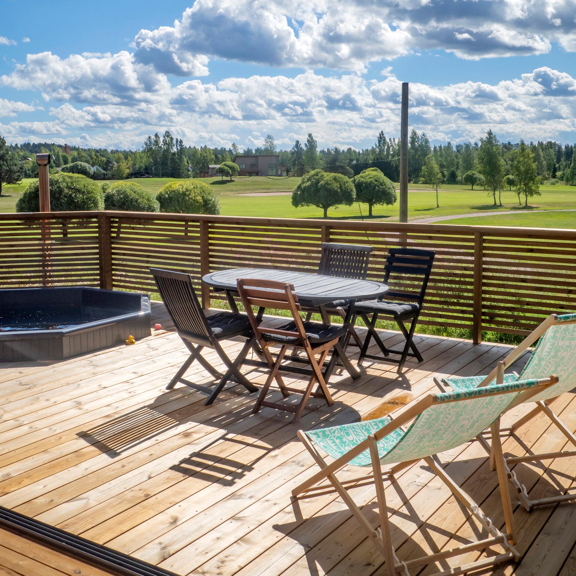 ”Tähän maisemaan ei turru ikinä” – Tomi ja Tanja haaveilivat kesämökistä, mutta toiveet täytti näköalasauna golfkentän laidalla