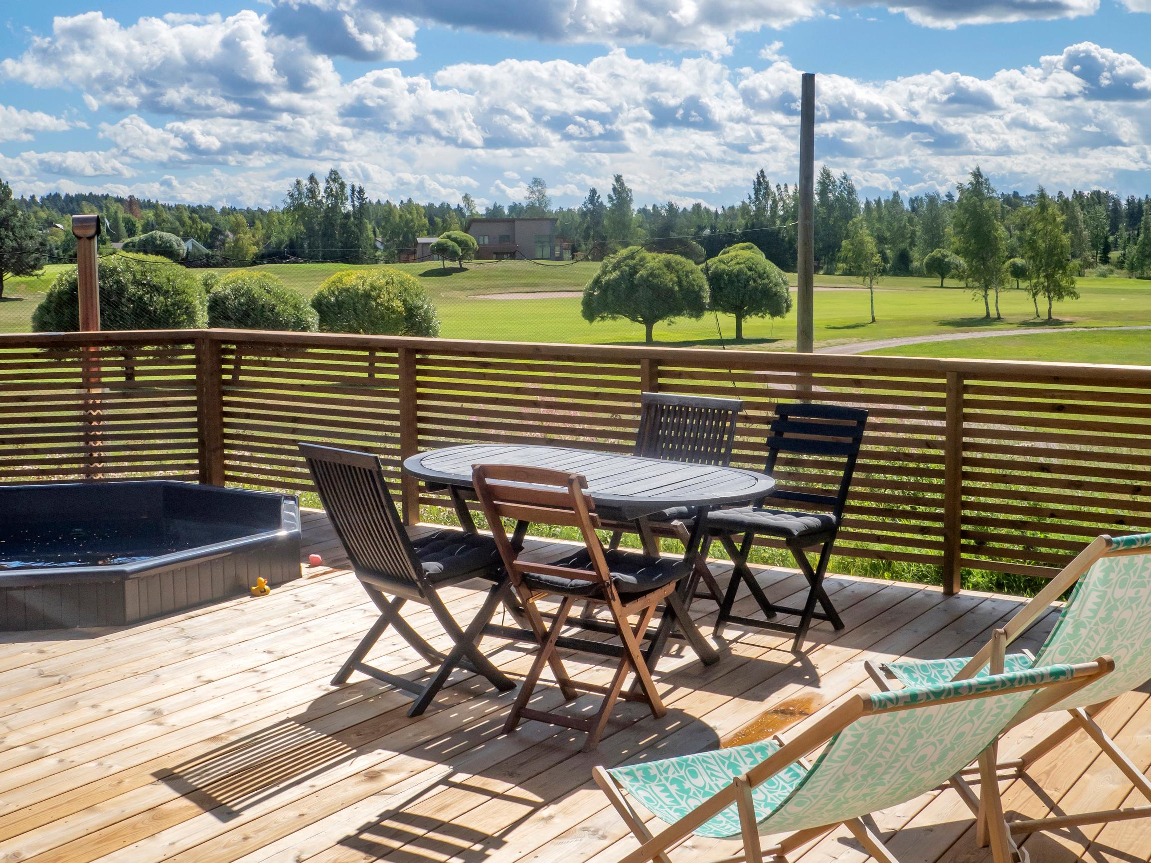 ”Tähän maisemaan ei turru ikinä” – Tomi ja Tanja haaveilivat kesämökistä, mutta toiveet täytti näköalasauna golfkentän laidalla