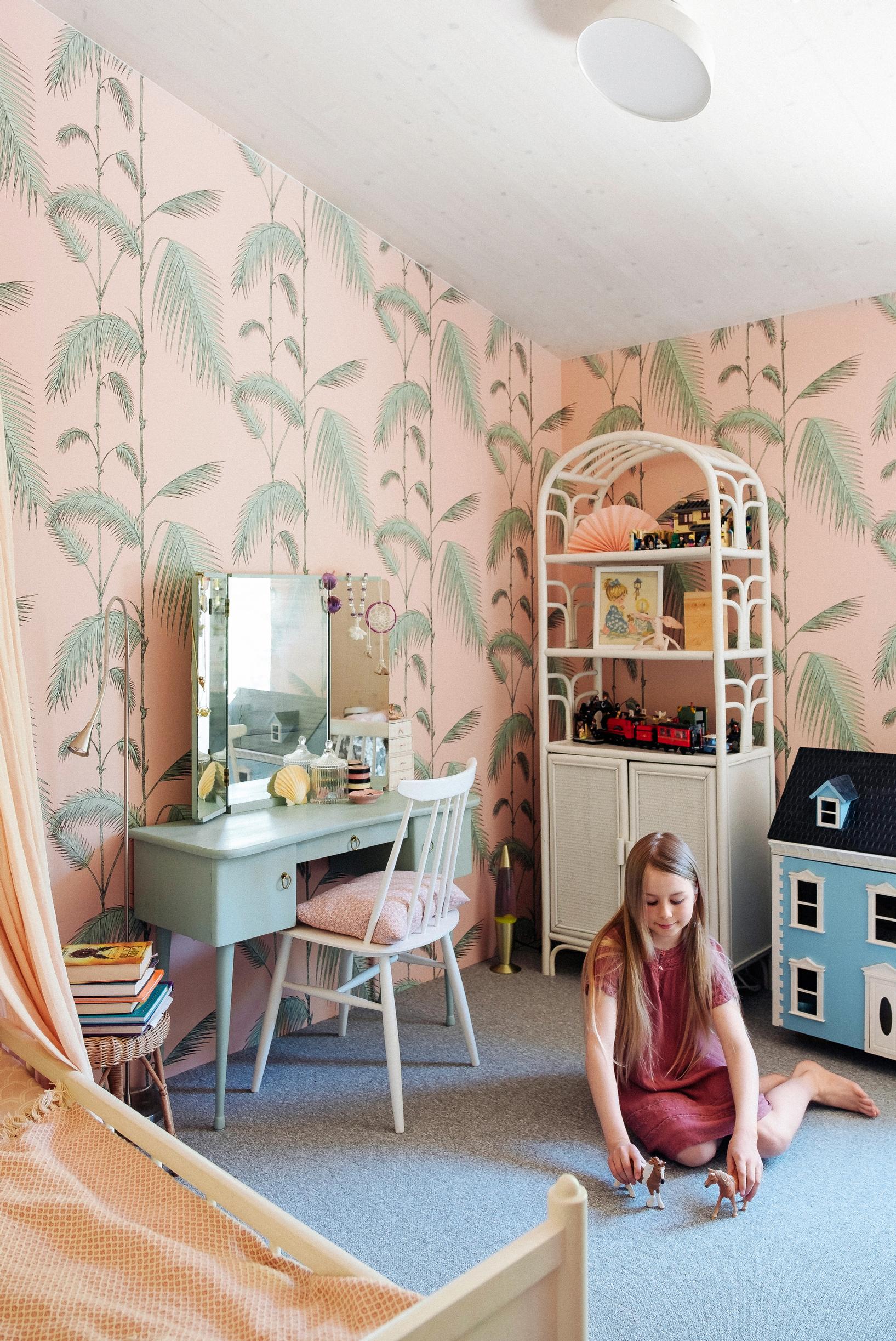 Cole & Sonin Palm Leaves -tapetti lastenhuoneessa