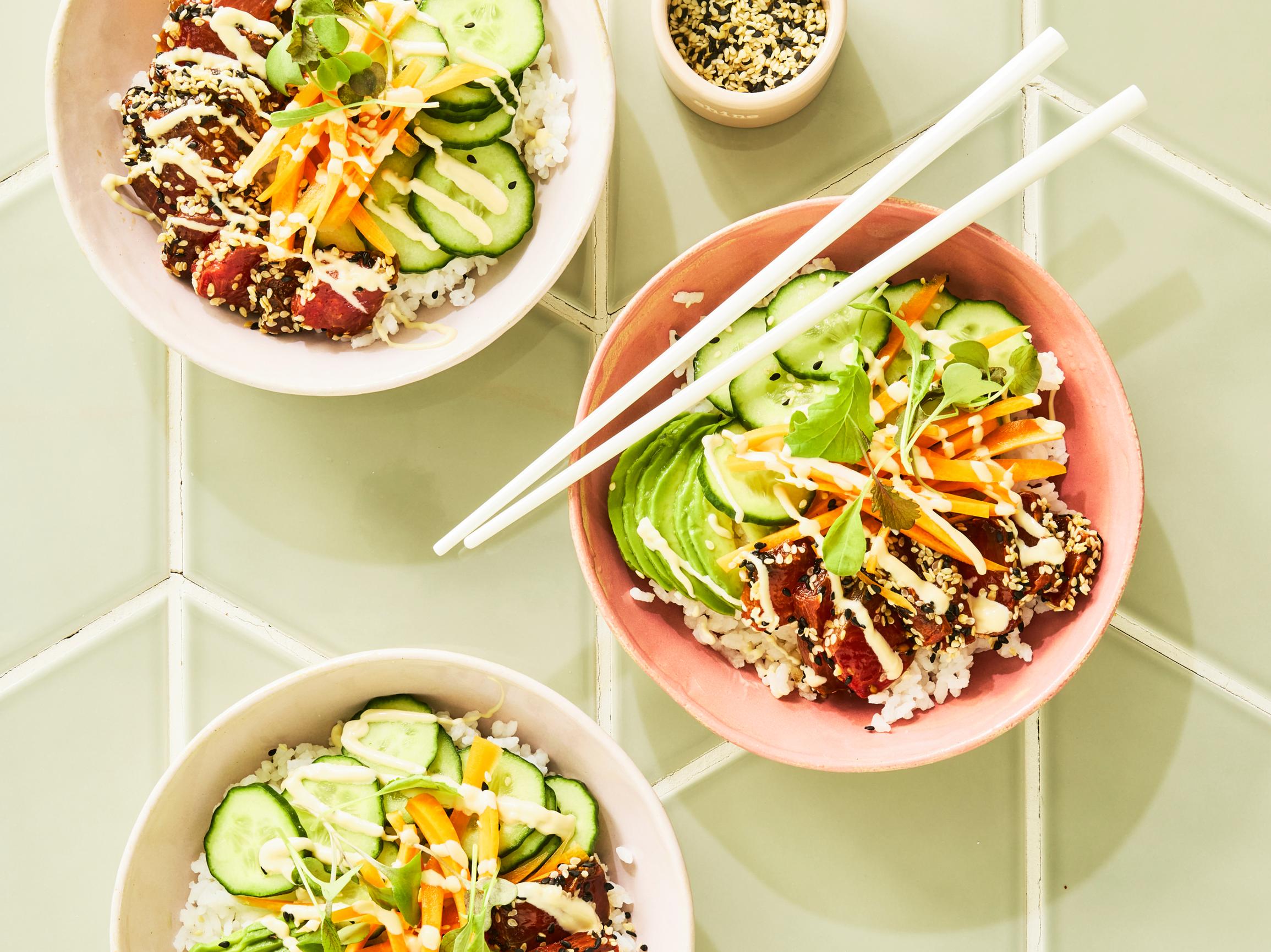 Vesimelonista tehty ”tonnikala” toimii mainiosti hauskassa kulhoruoassa