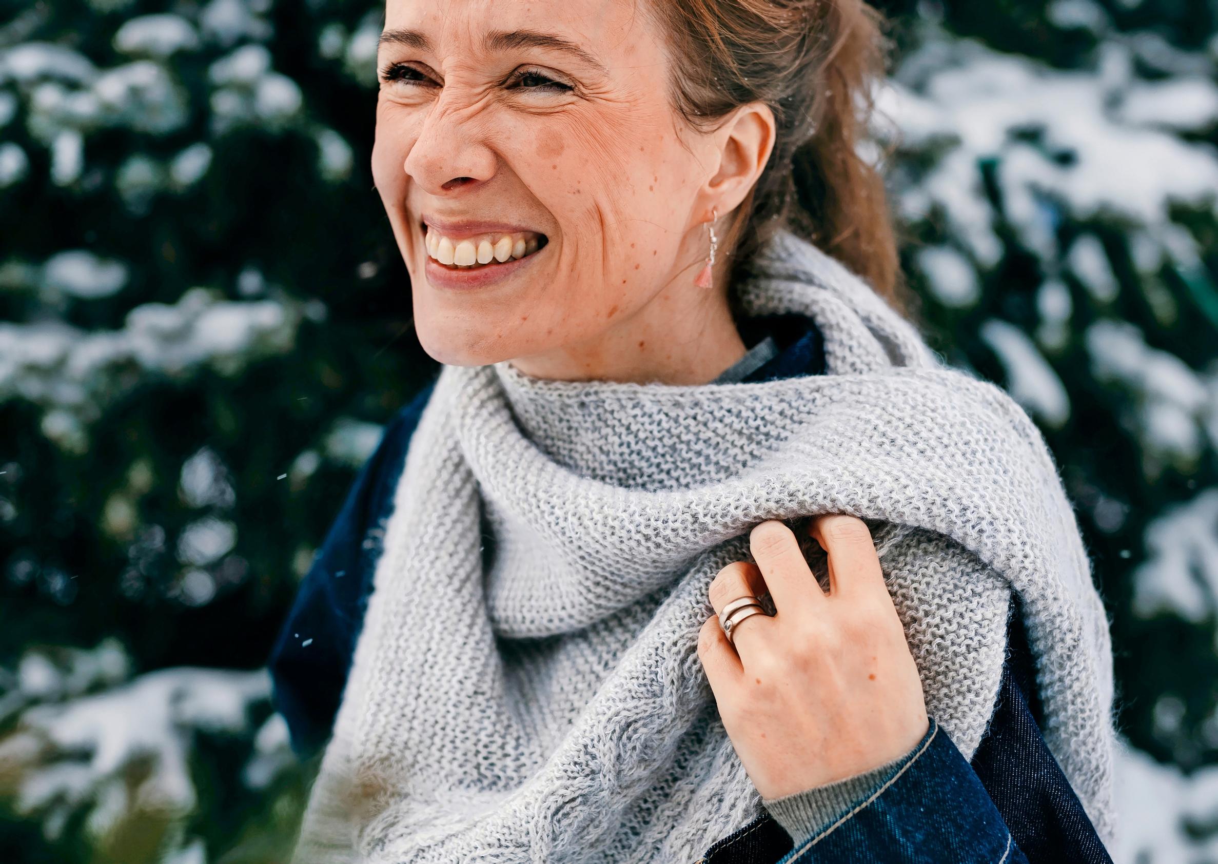 Palmikkohuivi – unelmanpehmeä ja lämmittävä huivi neulotaan kahdella langalla yhtä aikaa