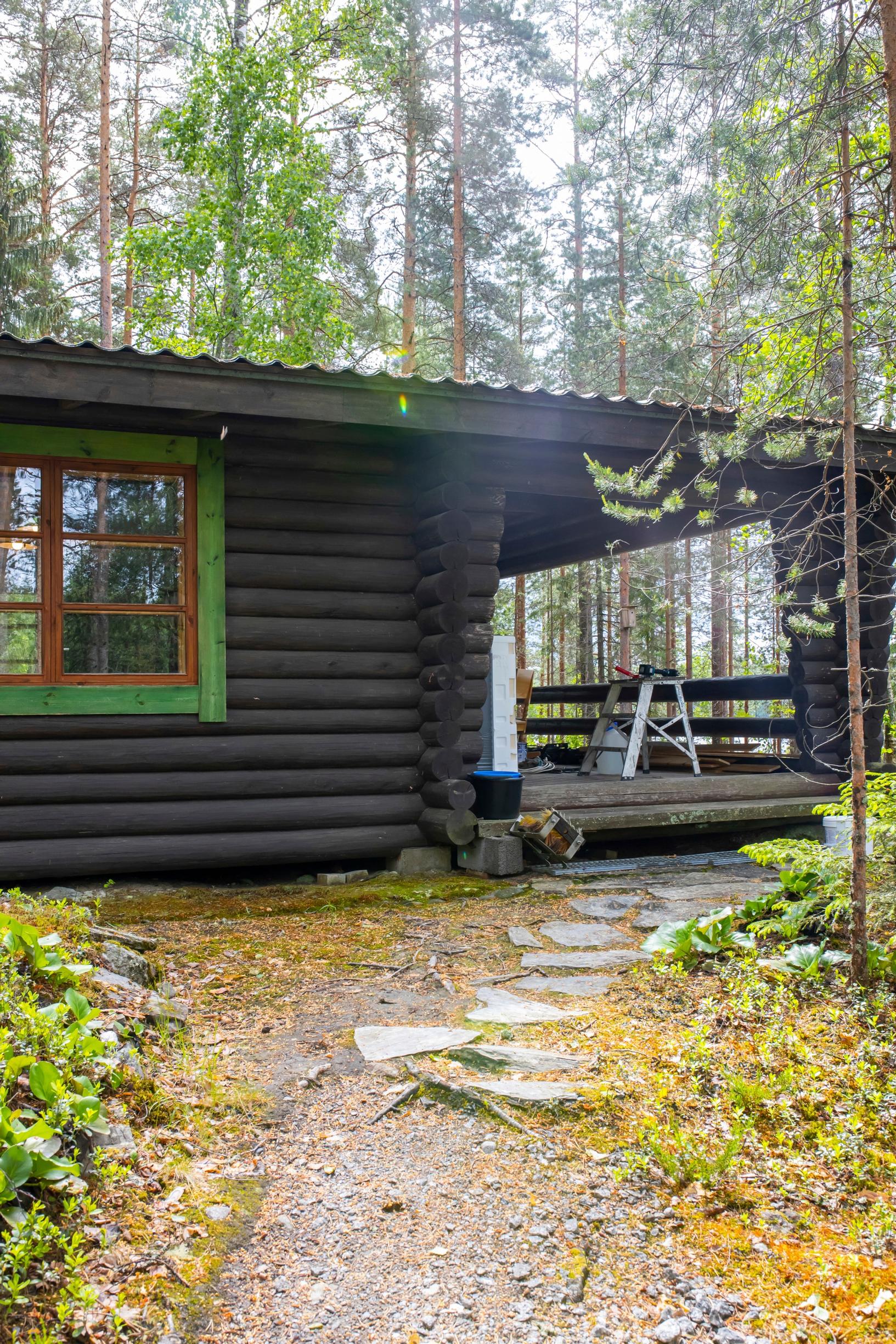 tumma hirsimökki ja polku sinne