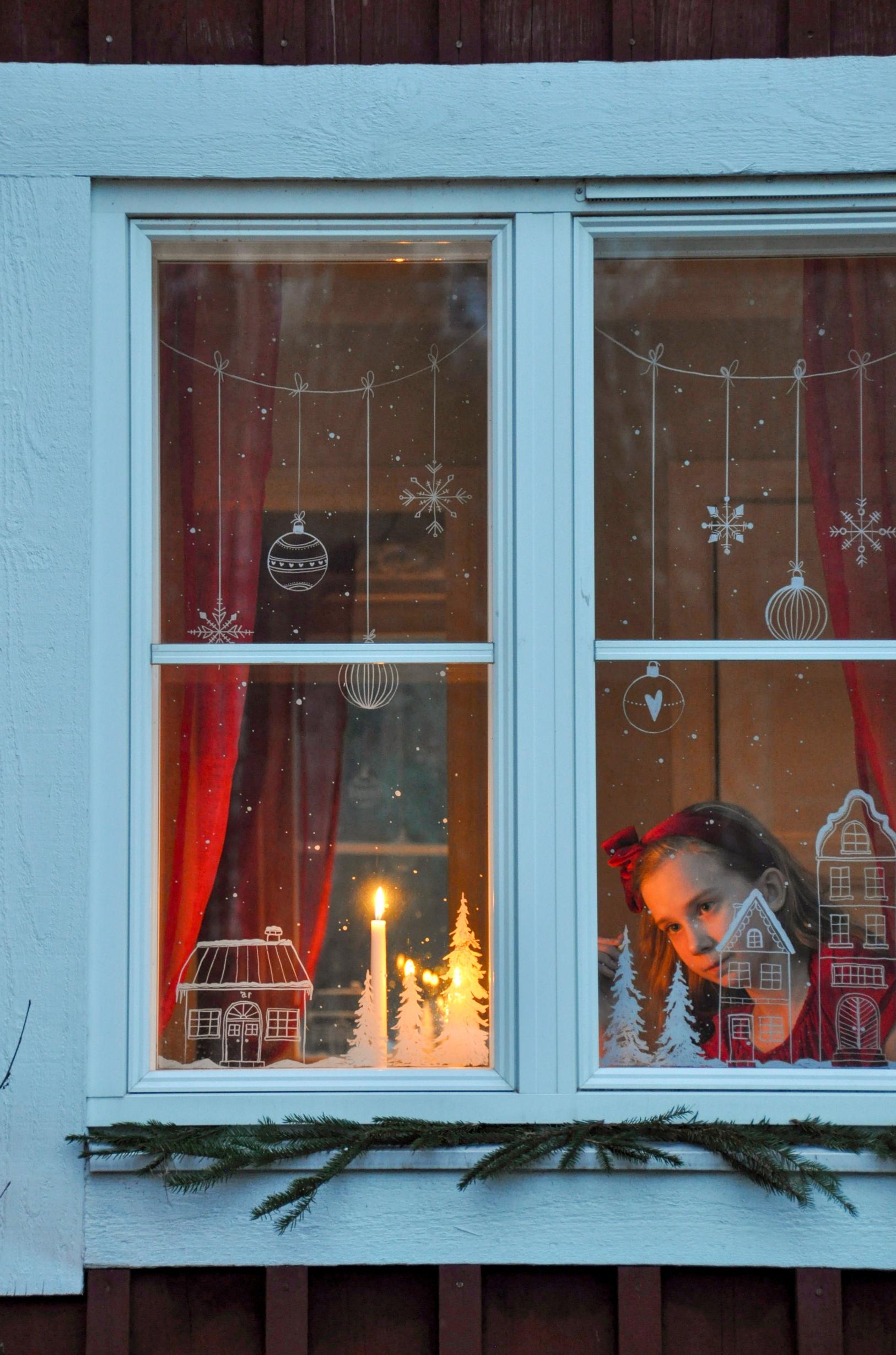 Jouluiseksi koristeltu ikkuna