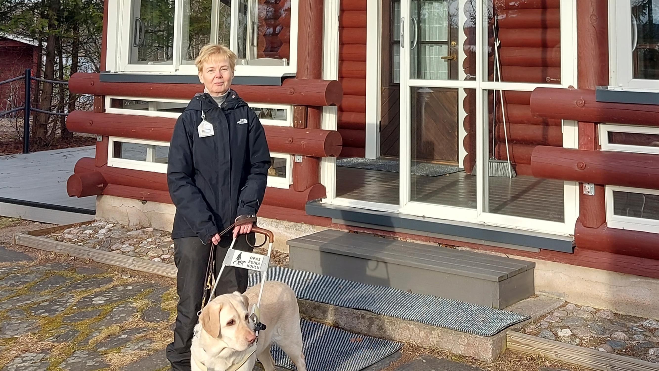 Näkövammaiset Merja ja Teuvo mökkeilevät avustajakoira Estan avulla: ”Mökki merkitsee meille vapautta”