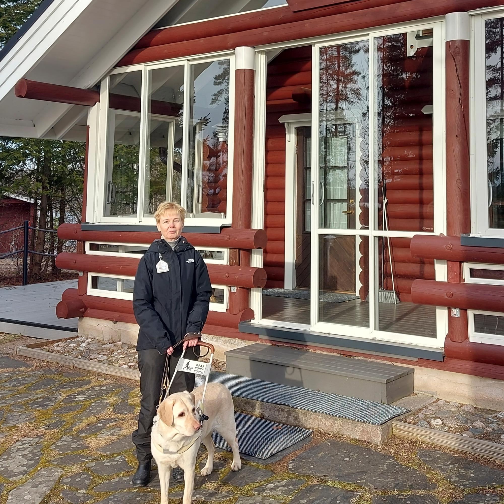 Näkövammaiset Merja ja Teuvo mökkeilevät avustajakoira Estan avulla: ”Mökki merkitsee meille vapautta”