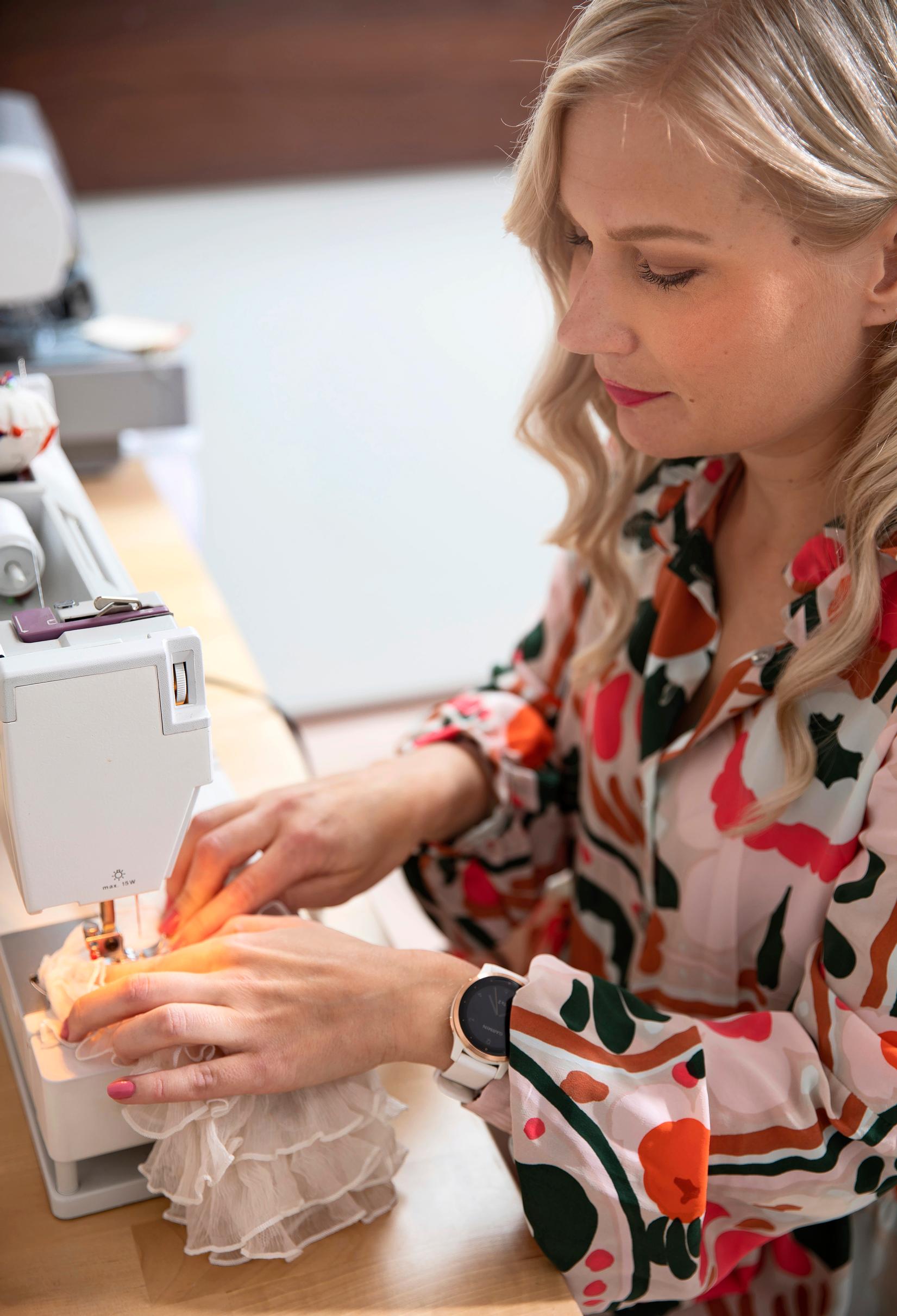 Erika Ehrlund ompelukoneen ääressä