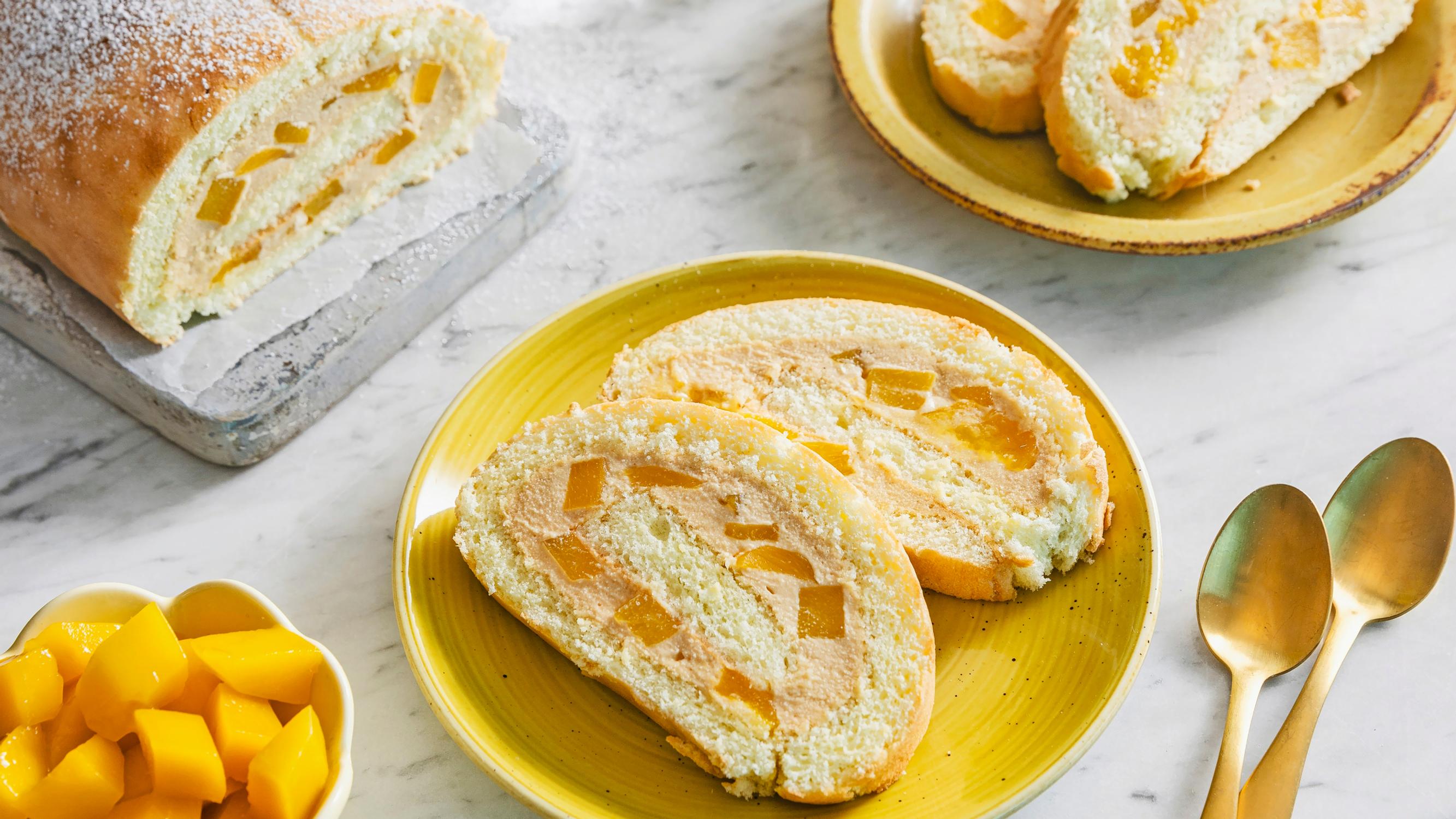 Mangokääretorttu kätkee kierteisiinsä paahdettua valkosuklaata ja mehukkaita mangopaloja