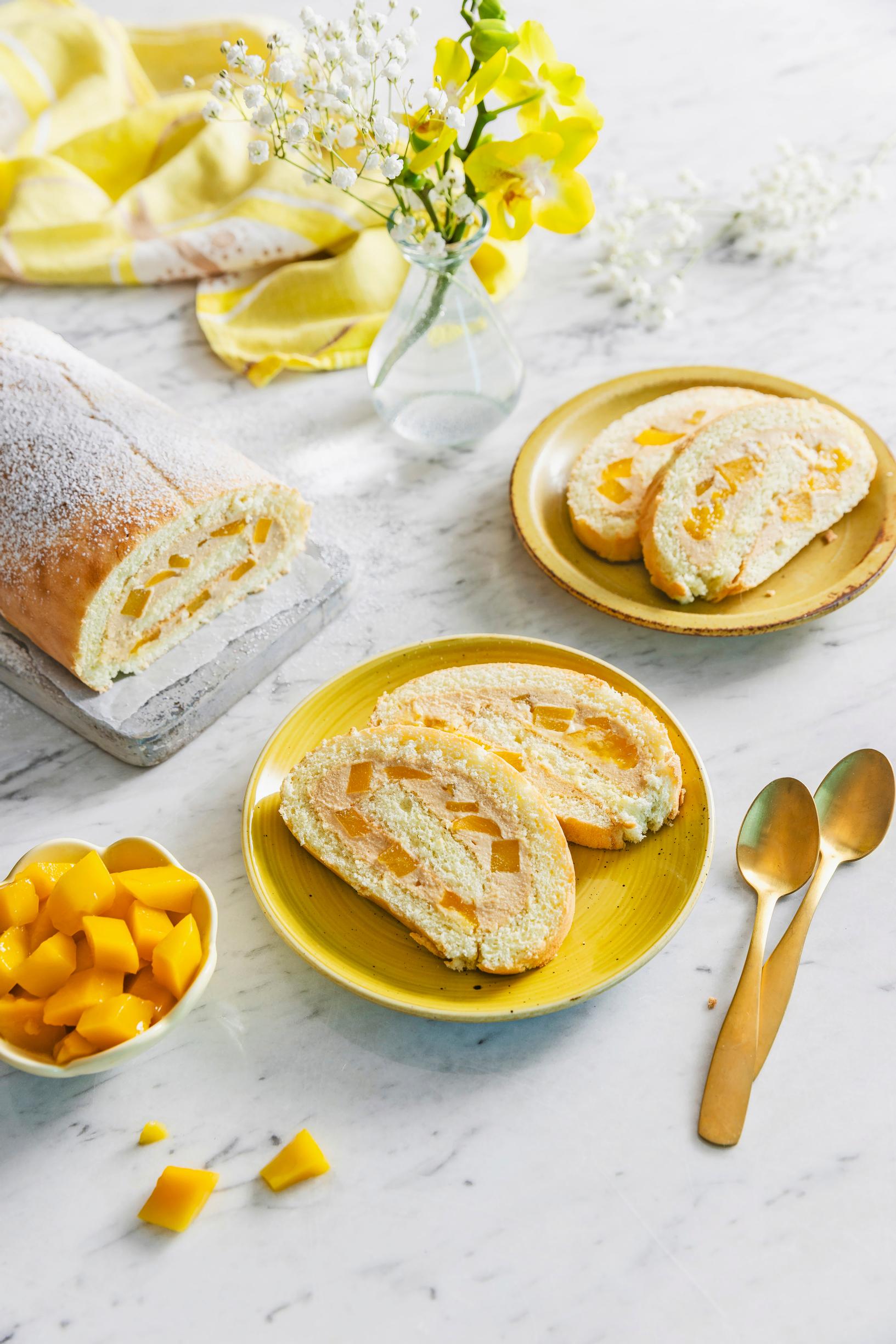 Mangokääretortun palat keltaisella lautasella.