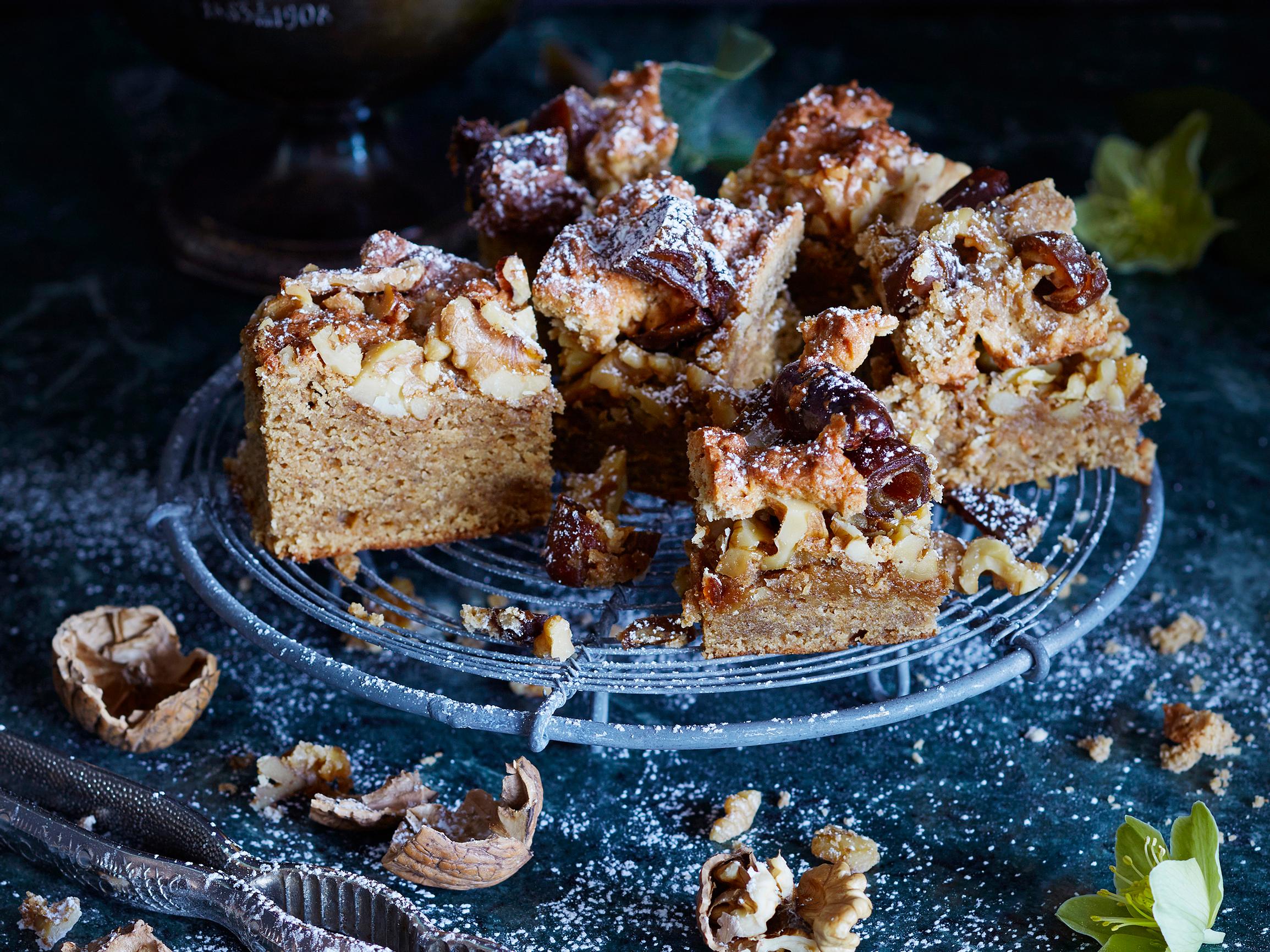 Pähkinä-taatelineliöt – jos taatelikakku on mieleesi, rakastut myös näihin ranskankermalla mehevöitettyihin suupaloihin