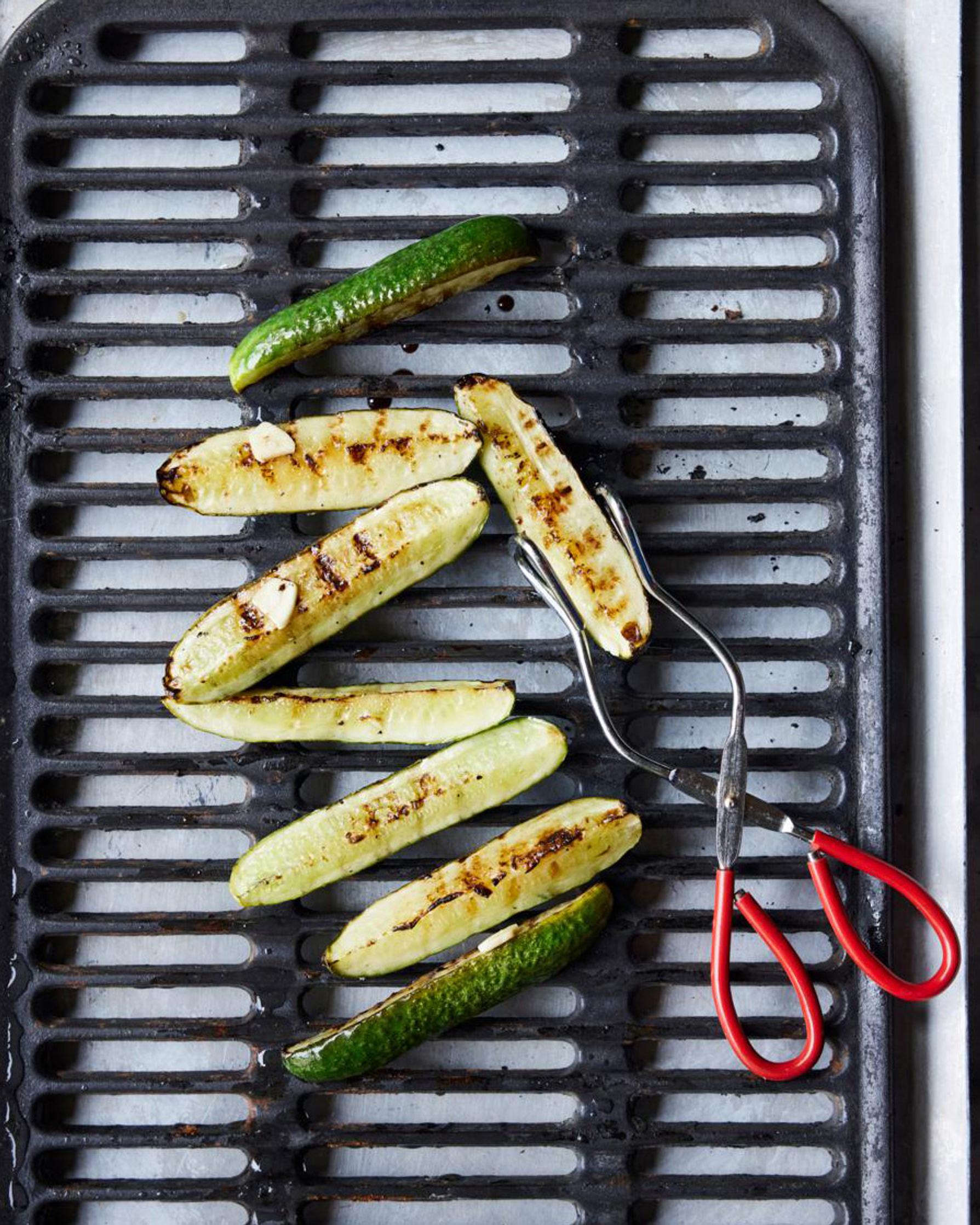 Grillattu avomaankurkku