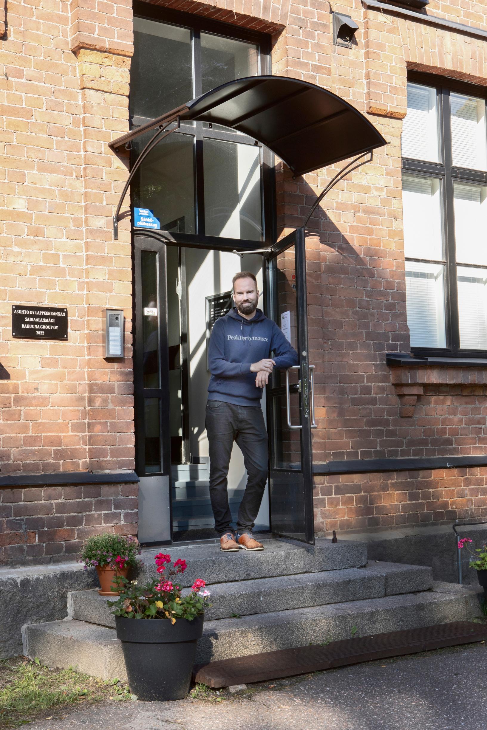 Asukas Tuomas Partinen ulko-ovella.
