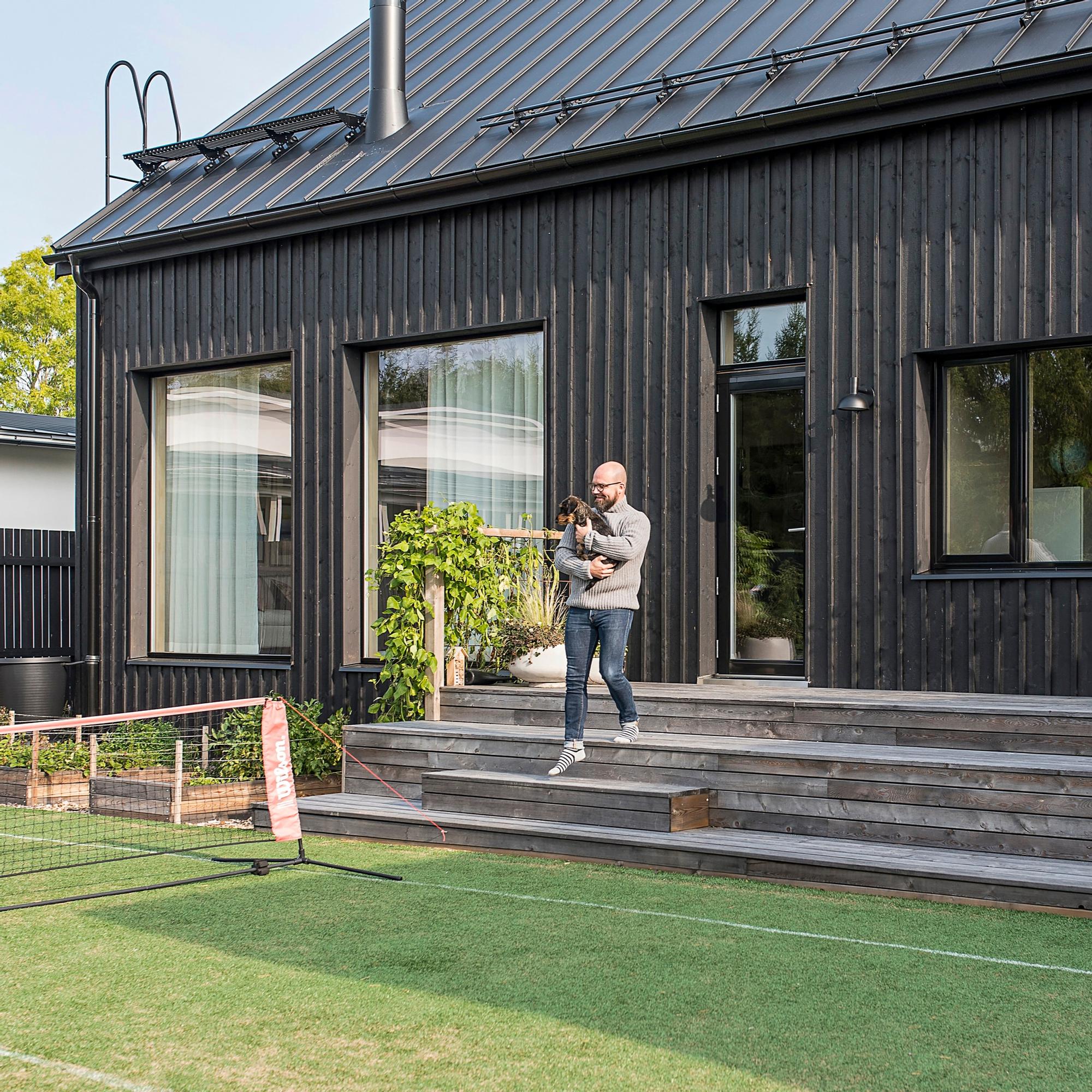 Kodinhoitohuone keskellä taloa ja tenniskenttä omalla pihalla – Reetta ja Jani rakensivat kodin, joka tukee koko perheen yhdessäoloa