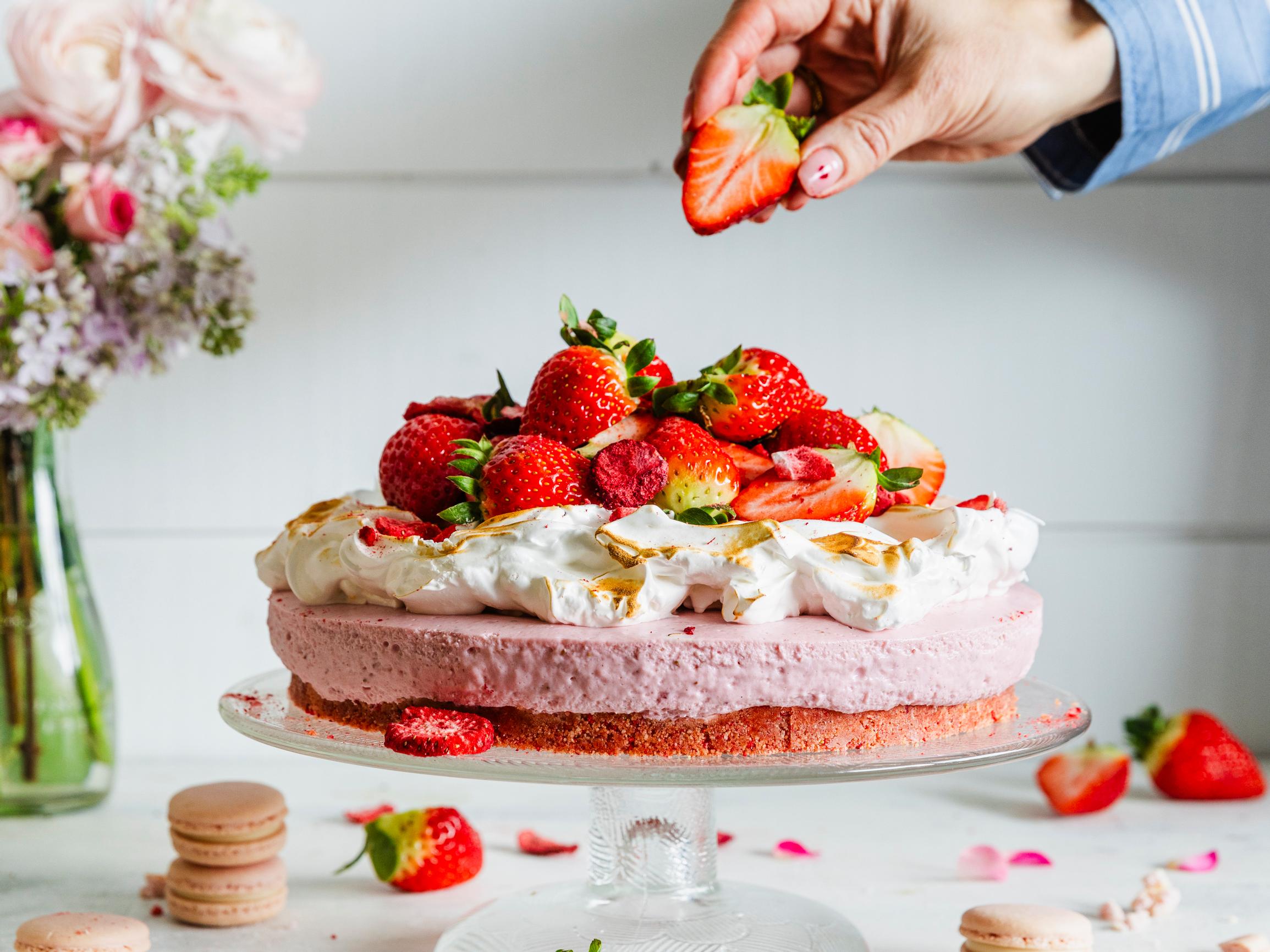 Mansikka-marenkikakku − kolmen kerroksen ihanuus hurmaa kesävieraat