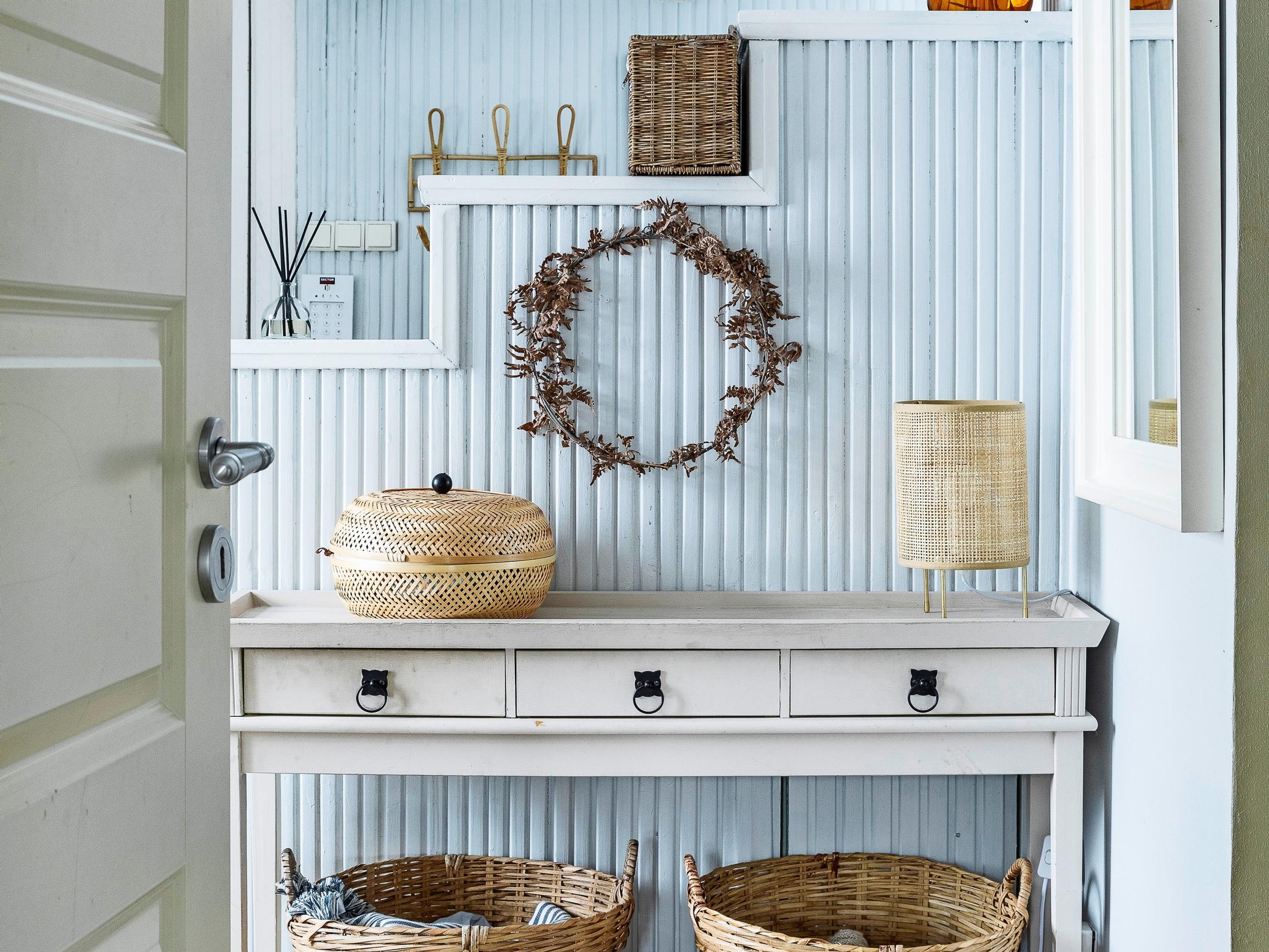 Vanhasta ratatyöntekijän talosta tuli Marian perheen seesteinen koti, jossa ihastuttavat murretut sävyt ja suloiset tapetit