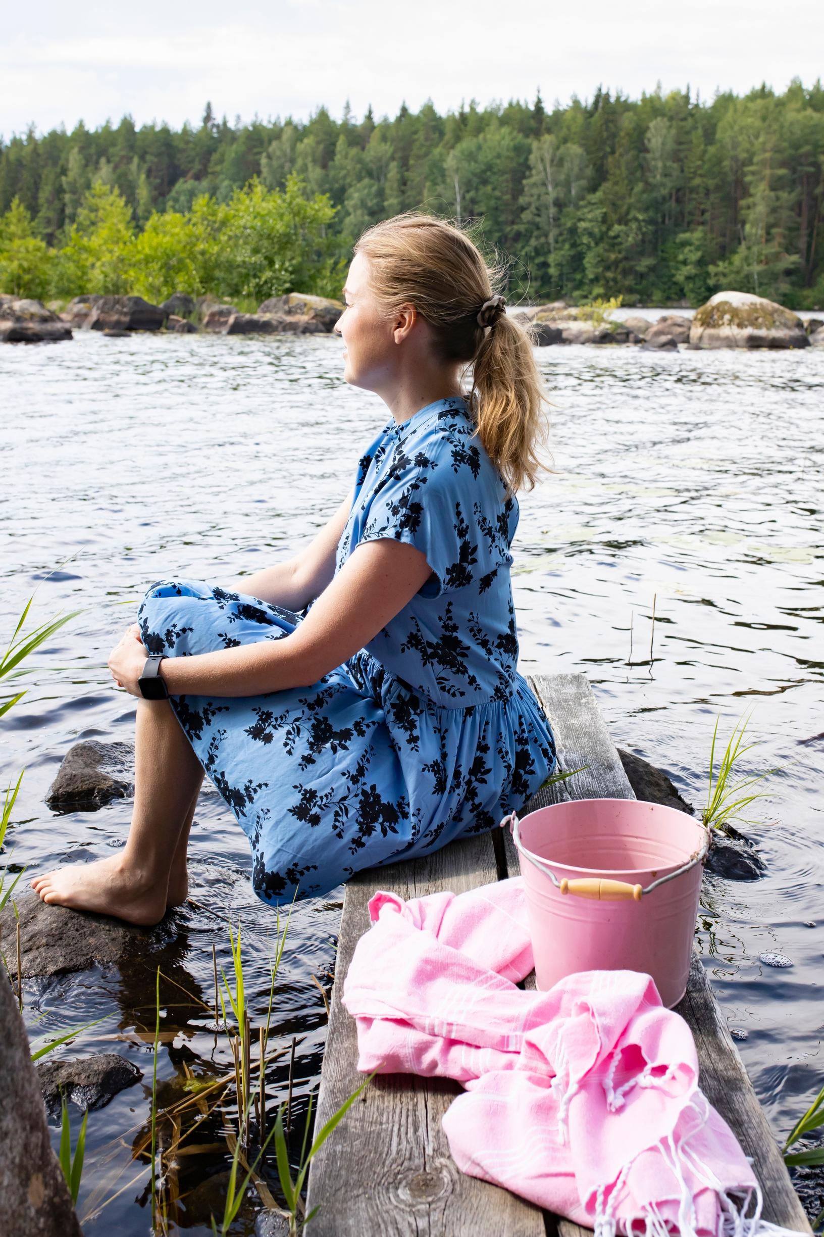 Sini istuskelee pienellä laiturilla