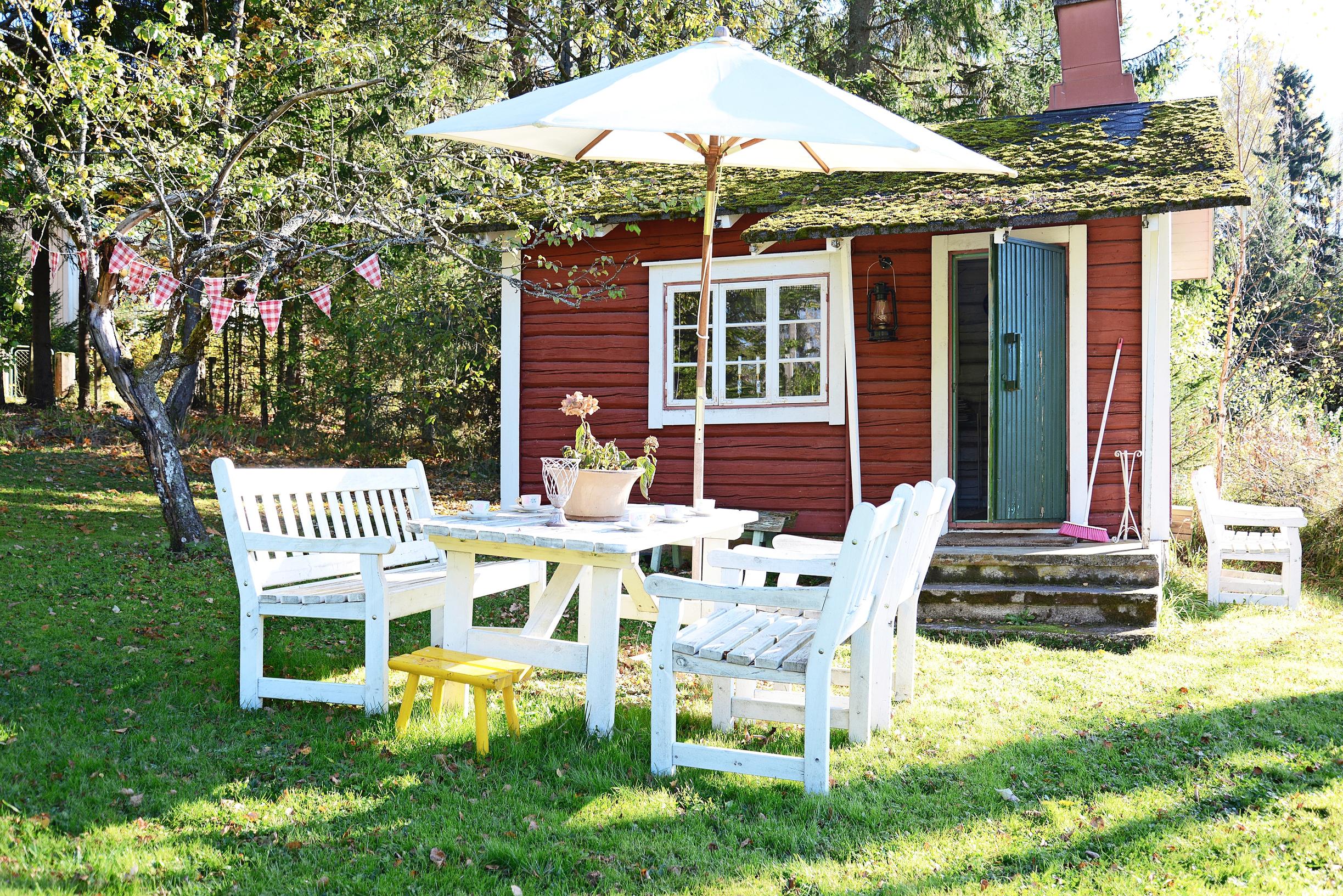 Puutarhakalusteet pikkumökin ulkopuolella