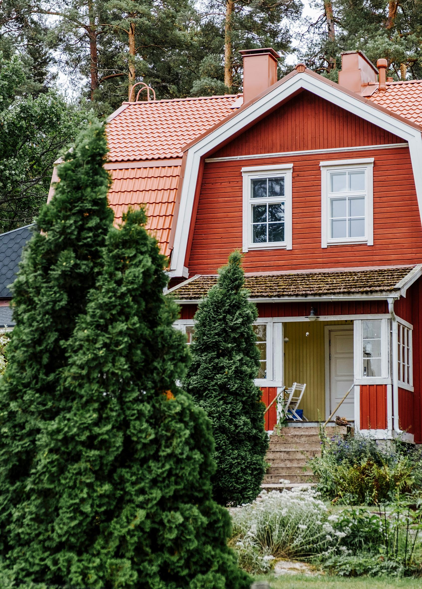 Punainen mansardikattoinen puutalo