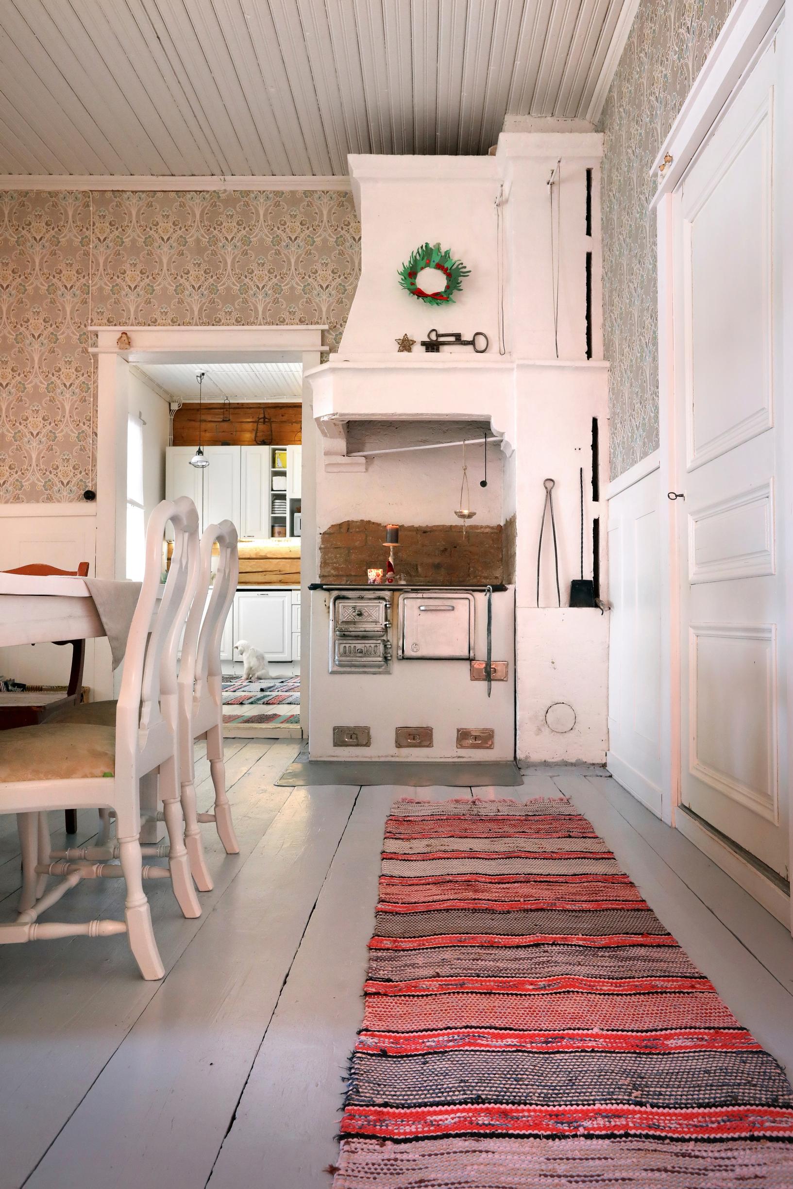 Puuliesi ja punainen räsymatto