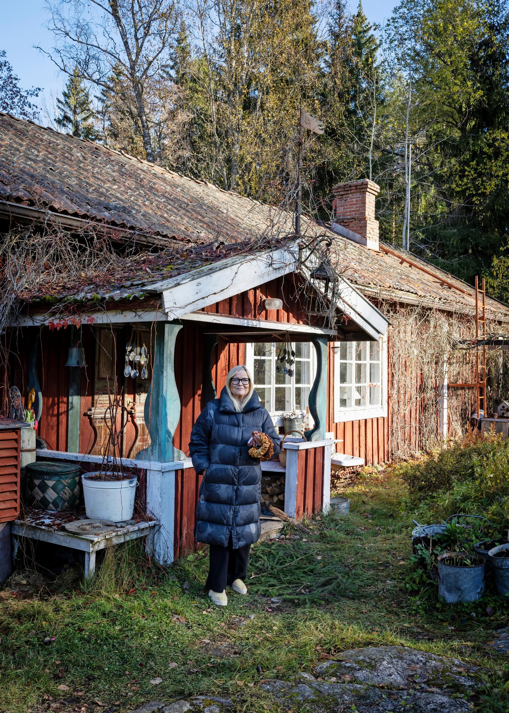 Kerstin Enbom punaisen torppansa edessä.