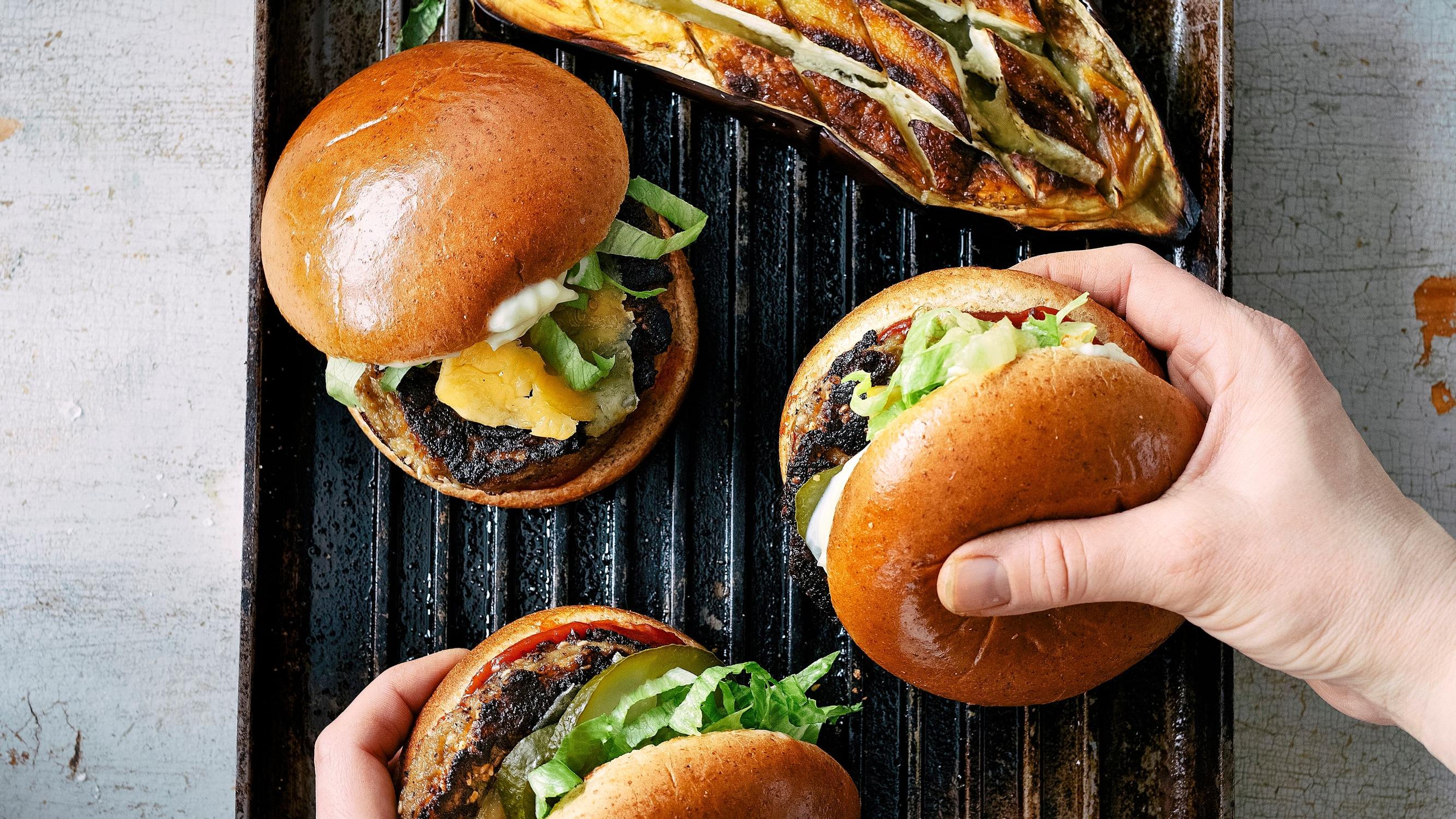 Herkulliset munakoisoburgerit – mehevä burgeripihvi syntyy paahdetusta munakoisosta, cheddarista ja maapähkinävoista