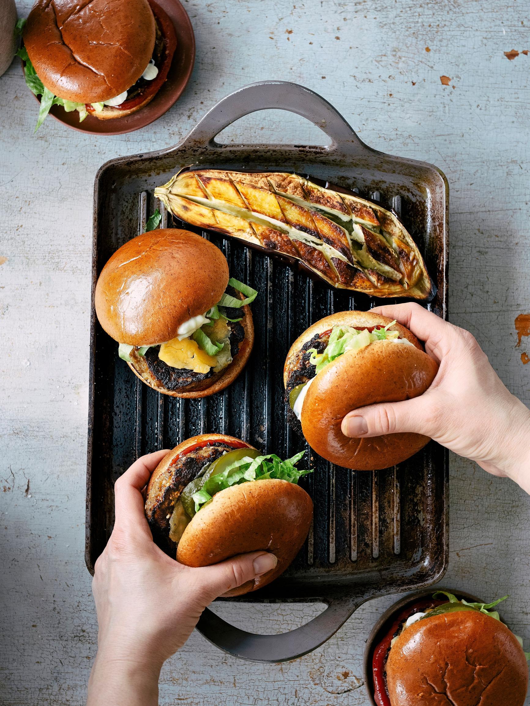 Herkulliset munakoisoburgerit – mehevä burgeripihvi syntyy paahdetusta munakoisosta, cheddarista ja maapähkinävoista