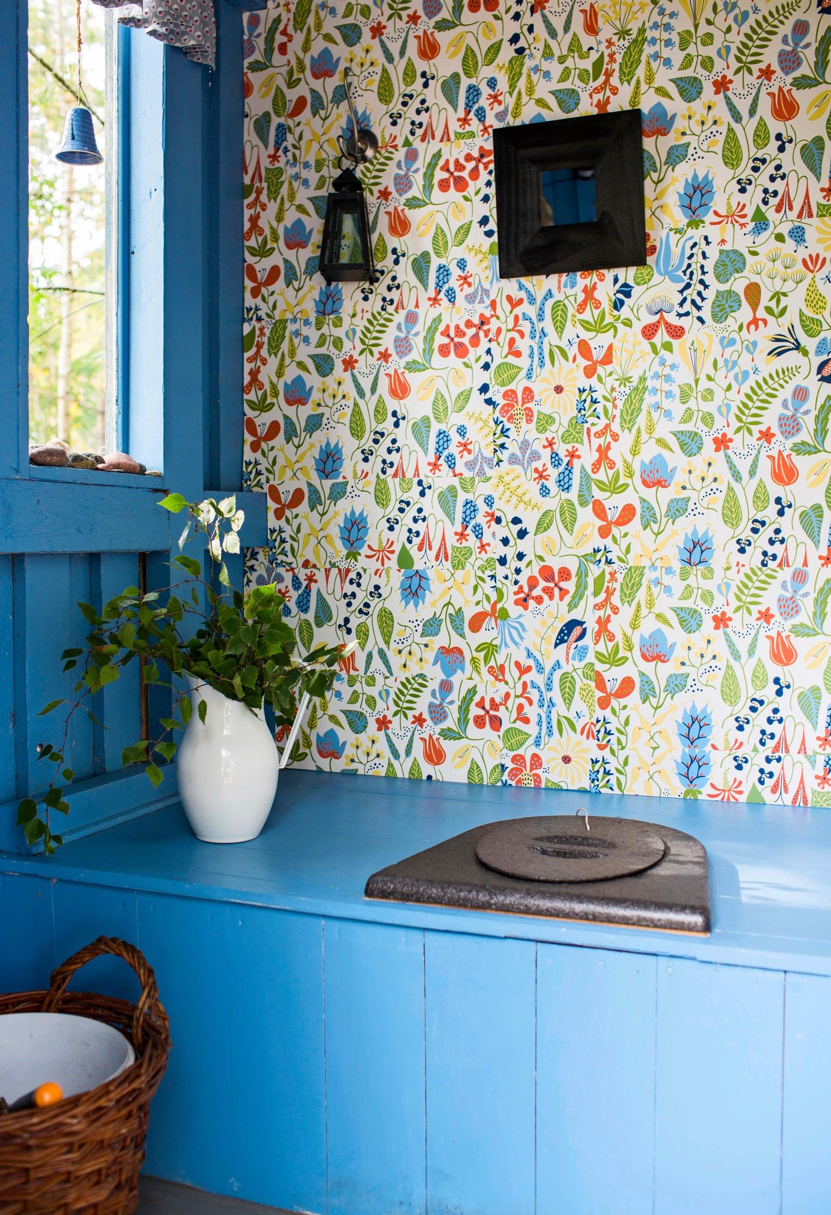 Boråstapeterin värikäs Herbarium-tapetti huussissa