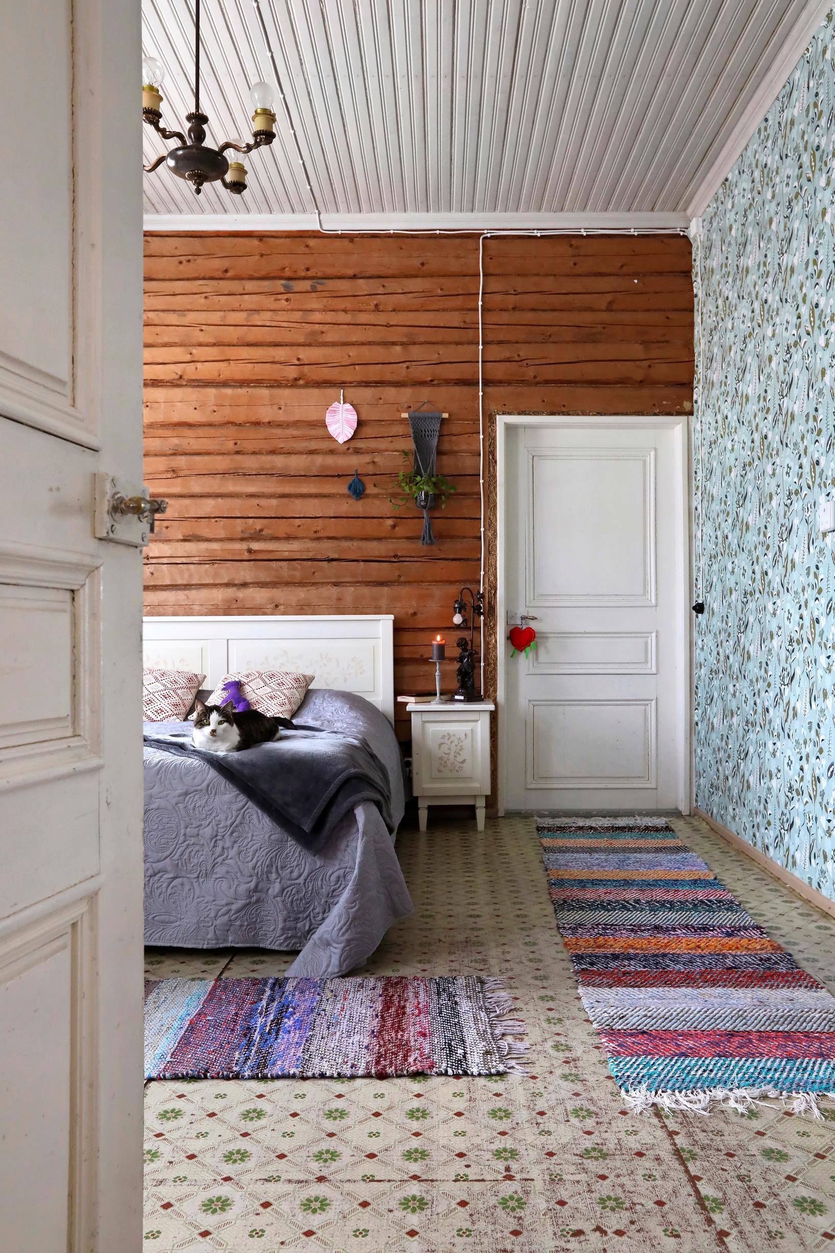 Makuuhuoneessa on linoleumilattia ja sivuseinällä tapetti