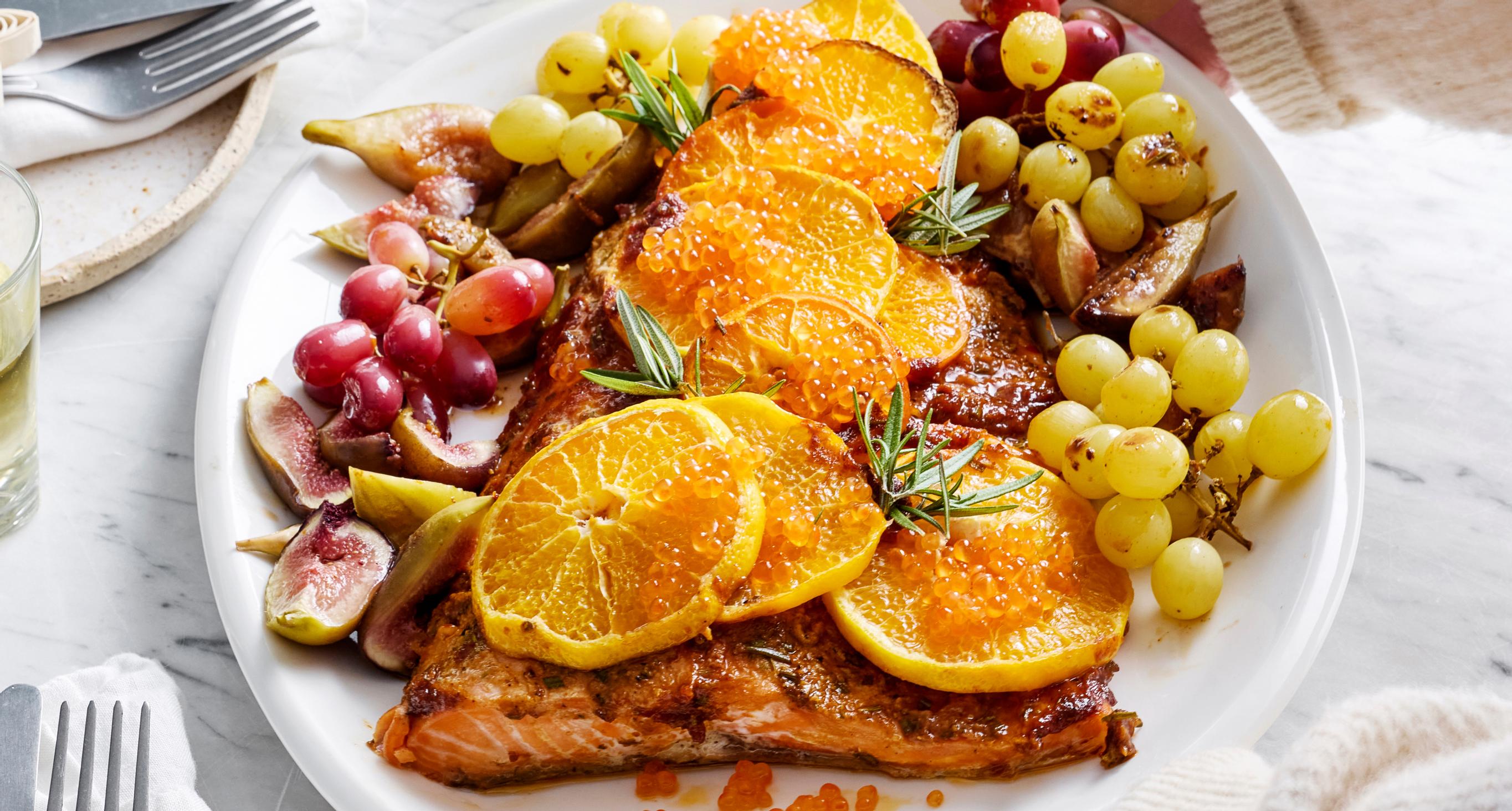 Jouluinen uunilohi – mausta rohkeasti ja viimeistele raikkaaksi sitrusviipaleilla