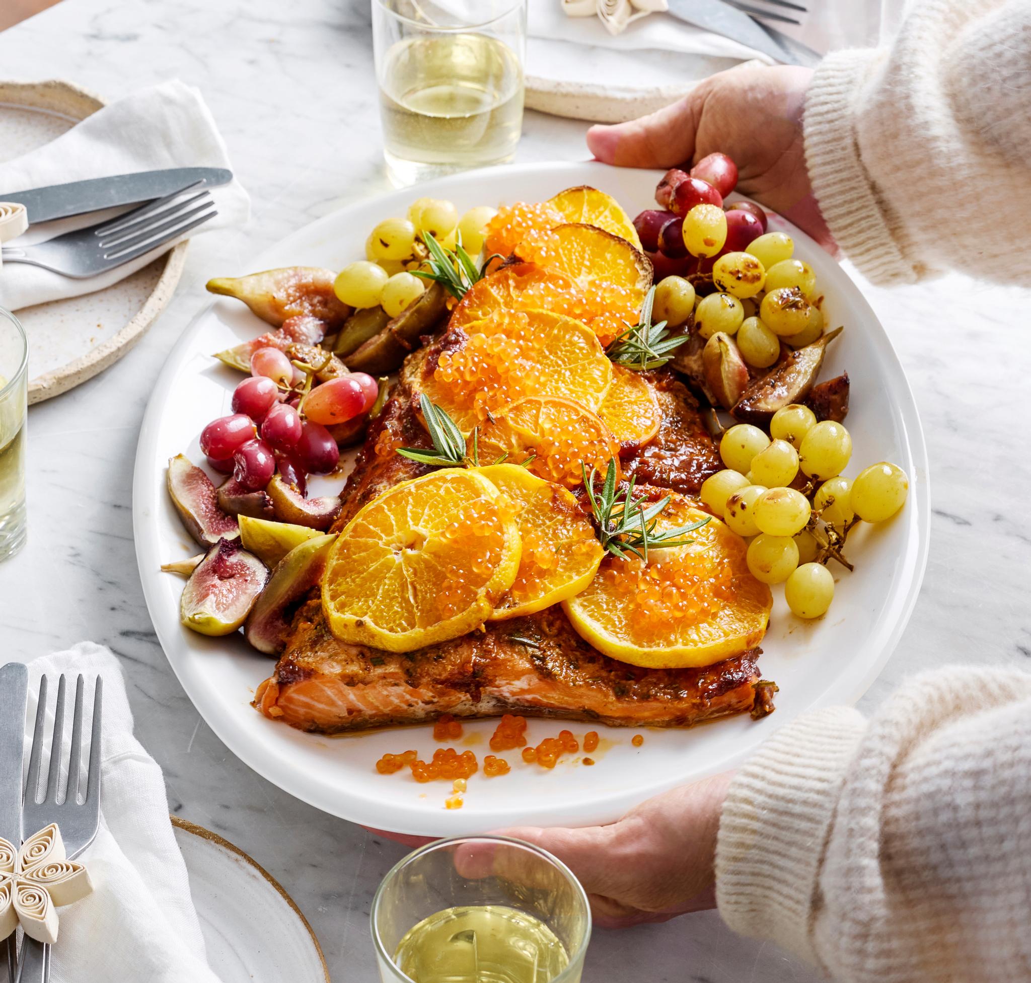 Jouluinen uunilohi – mausta rohkeasti ja viimeistele raikkaaksi sitrusviipaleilla