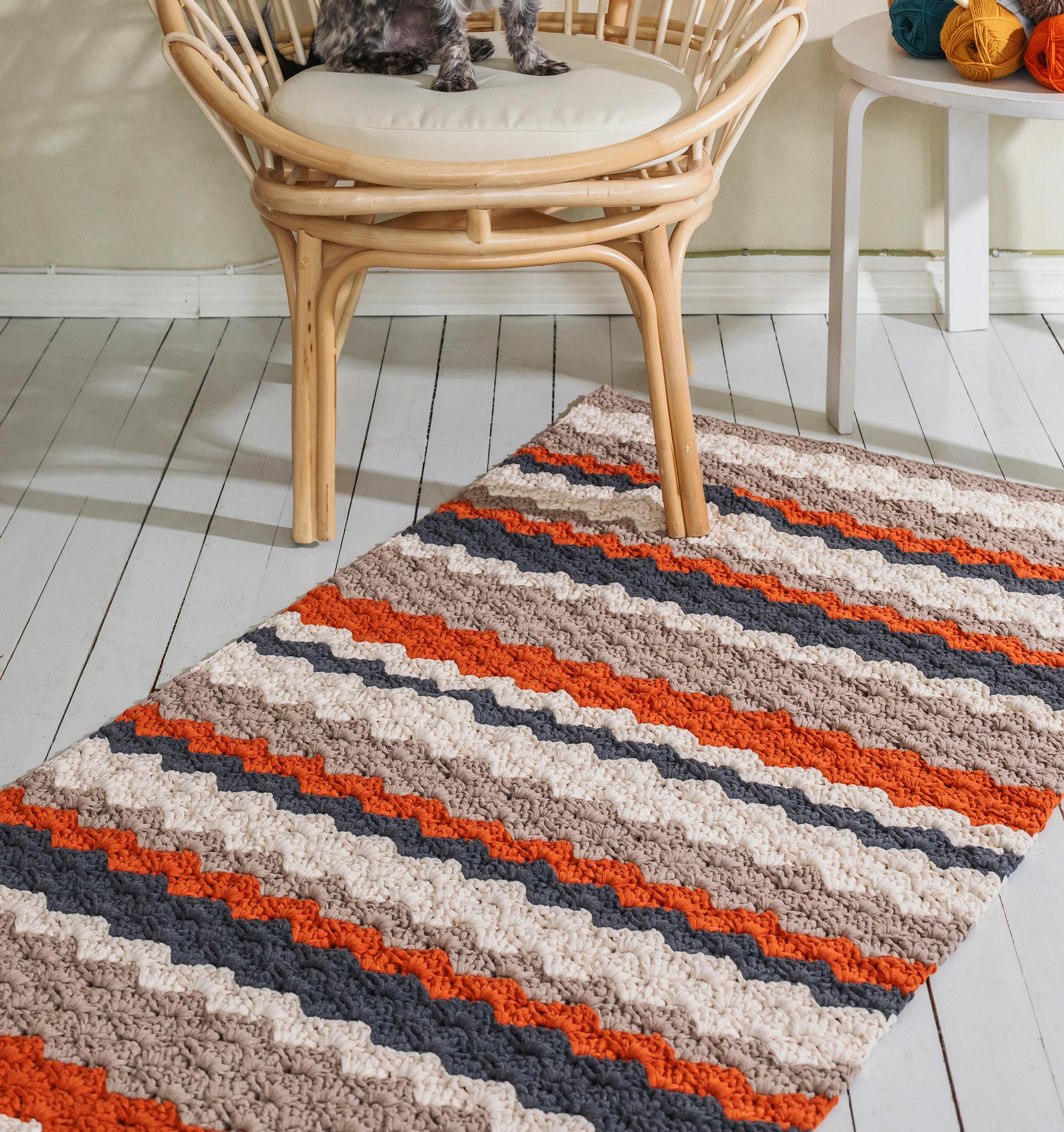 Aaltoilevaa raitaa! Näyttävä raidallinen matto virkataan neljällä värillä