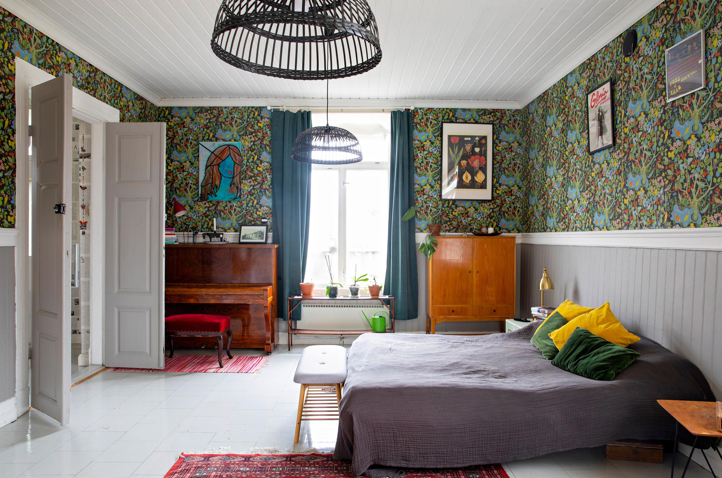 Svensk Tennin Paratiisi-tapetti vanhempien makuuhuoneessa