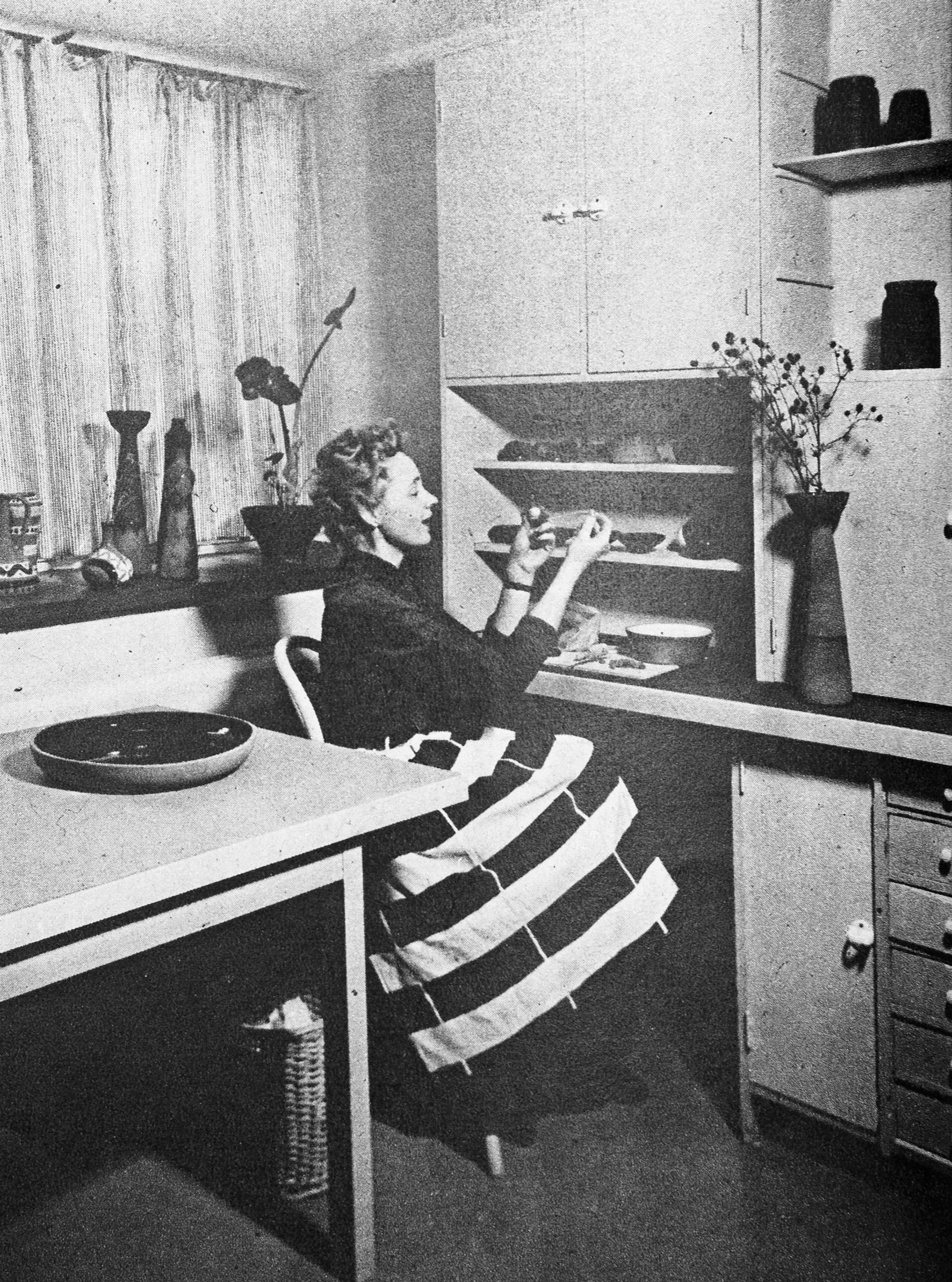 Raija Rauanheimo työhuoneellaan