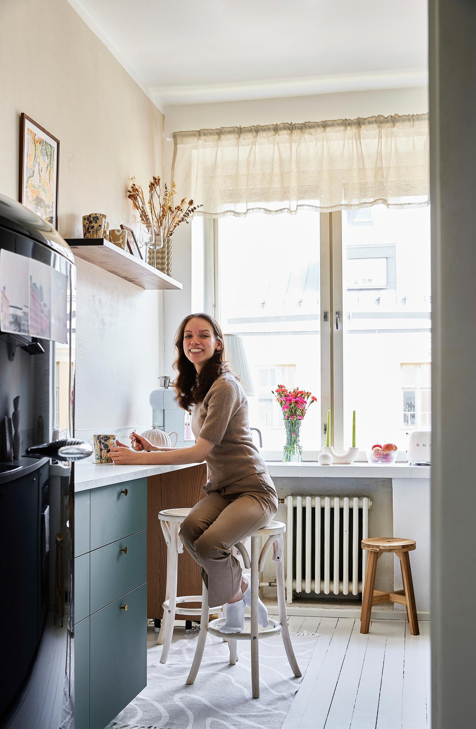 Floora Kukorelli istuu keittiössään