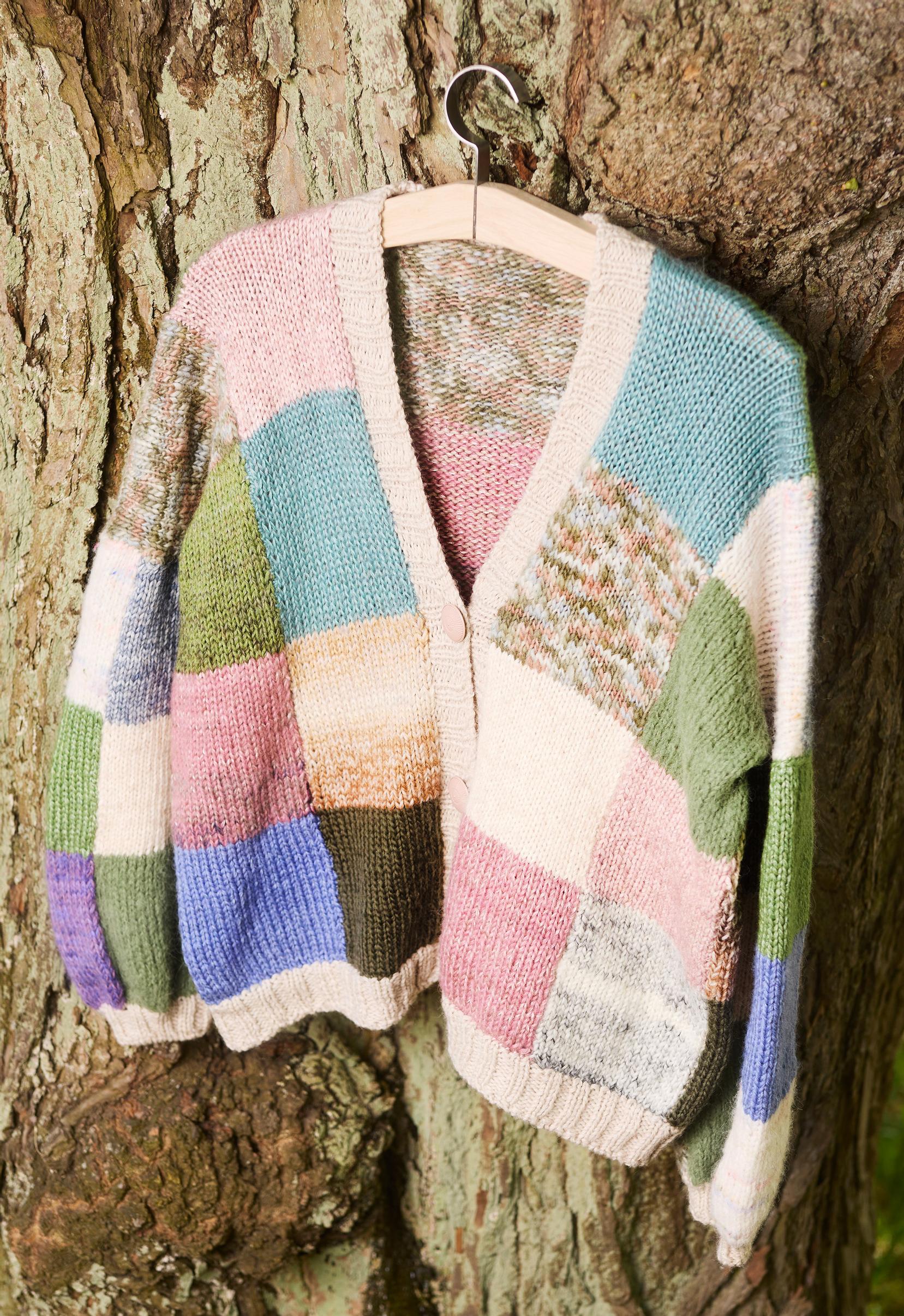 Pastellinvärinen palaneuletakki henkarissa